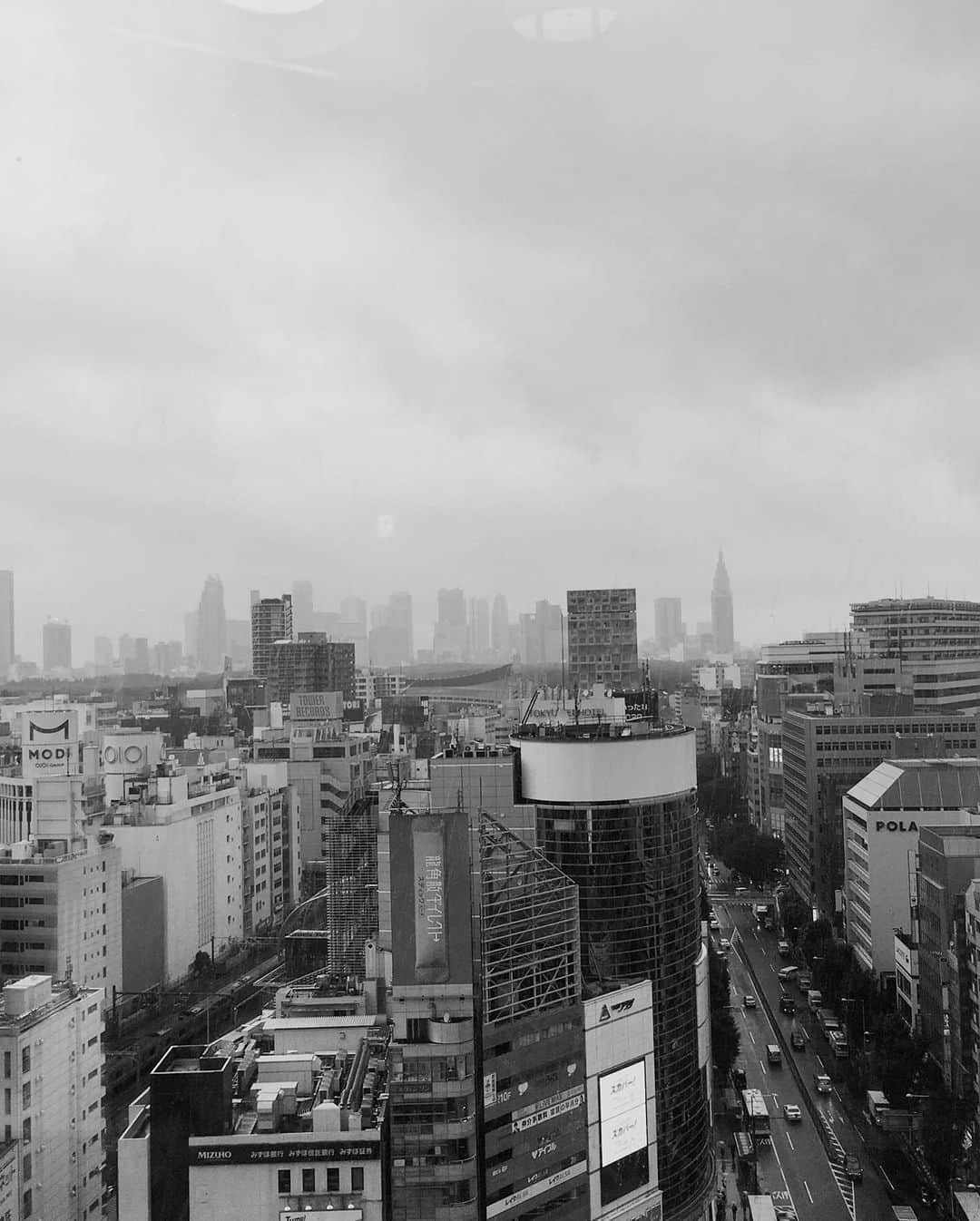 白鳥羽純さんのインスタグラム写真 - (白鳥羽純Instagram)「🏙 みんみん散歩〜 in SHIBUYA  #MiyashitaPark #takeawalk #monochromepic #shibuya #rainy」10月16日 0時11分 - hasuminst