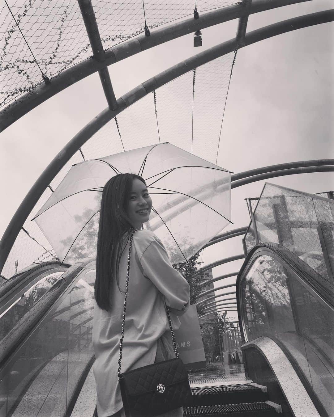 白鳥羽純さんのインスタグラム写真 - (白鳥羽純Instagram)「🏙 みんみん散歩〜 in SHIBUYA  #MiyashitaPark #takeawalk #monochromepic #shibuya #rainy」10月16日 0時11分 - hasuminst