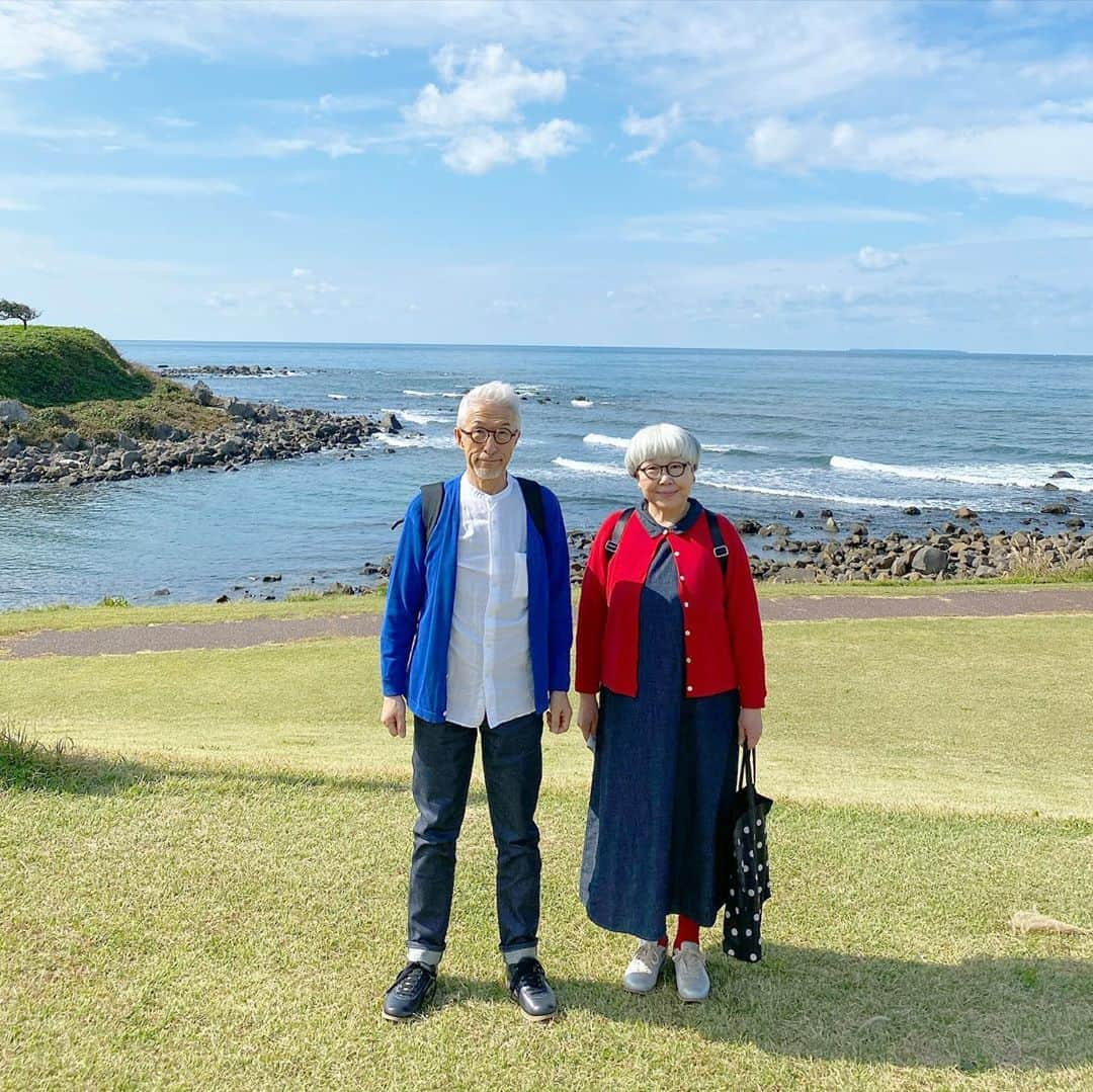 bon ponさんのインスタグラム写真 - (bon ponInstagram)「にかほの旅、2日目。 ホテルで朝食。秋田の食材を使った目にも美しいお料理の数々。朝から食べきれないほどのご馳走が並んでいました🍱🍲 ＊ ホテルをチェックアウトして、車で市内観光へ🚙 最初に訪ねたのは「白瀬南極探検隊記念館」 建物は世界的建築家 黒川紀章の設計によるもので、中央の円錐形は氷山を表しているそうです。 明治末期に日本人として初めて南極を探検した、にかほ市出身の白瀬矗(1861-1946)や白瀬南極探検隊、現在の南極観測に関する展示を行っています。 展示物の中には、白瀬が乗った「開南丸」を再現したもの、1968年に第9次日本南極観測隊が日本人として陸路で初めて南極点に到達した際に使われた大型雪上車「KD605」、隊員たちが採取した「南極の氷」などがあります。南極と北極で撮影されたオーロラの映像を鑑賞できる「オーロラドーム」もあります。 ＊ 次は、道の駅象潟「ねむの丘」へ。 「ねむの丘」は東北最大級の道の駅で、物産館では秋田県内の土産が揃っています。 4Ｆ展望温泉では、日本海の眺望を眺めながら温泉を満喫できます♨️ 6Ｆ展望塔では、日本海、鳥海山、九十九島など360°のパノラマを楽しめます。また、日本海側には芝生の広場があり「日本の夕陽100選」にも選ばれた夕陽を眺めることができます☀️ 「ねむの丘」に隣接する「にかほっと」は、秋田杉をふんだんに使用した木造施設で、秋田県内と山形県庄内地域の観光情報を発信する観光案内所があります。また、鮮魚や朝採り野菜などを販売している農林水産物直売所や、地場産品を使用した飲食店などの15店舗が軒を連ね、フードコートで自由に食事を楽しむことができます🐟🥬🍅🥤🍕🍜 ＊ つづく ・ ・ #秋田を旅しよう #にかほ市 #東北ＤC #東北DC特別企画 #ホテルエクセルキクスイ #白瀬南極探検隊記念館 #道の駅象潟 #ねむの丘 #にかほっと #夫婦 #60代 #ファッション #コーディネート #リンクコーデ #夫婦コーデ #グレイヘア #白髪 #共白髪 #couple #over60 #fashion #coordinate #instafashion #instagramjapan #greyhair #grayhair #bonpon #bonpon511」10月16日 0時13分 - bonpon511