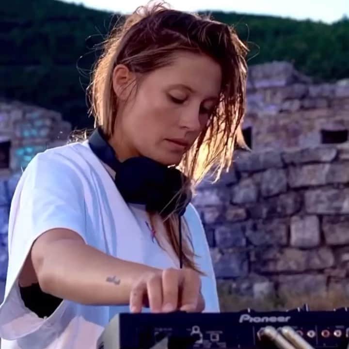 AIAIAIのインスタグラム：「Kicking it with @charlottedewittemusic  Is anybody else ready for the weekend?🔊」