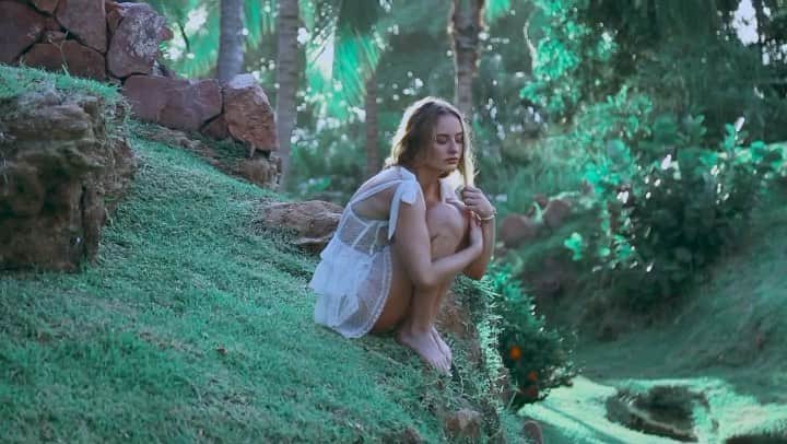 SONYA ESMANのインスタグラム：「Good morning Los Angeles.🤍 i hope you guys enjoy this little video i made for @modelistemagazine using my favorite everyday @pixibeauty products! #pixiontheglow #modearoundtheglobe Editor-in-Chief @amynmccabe」