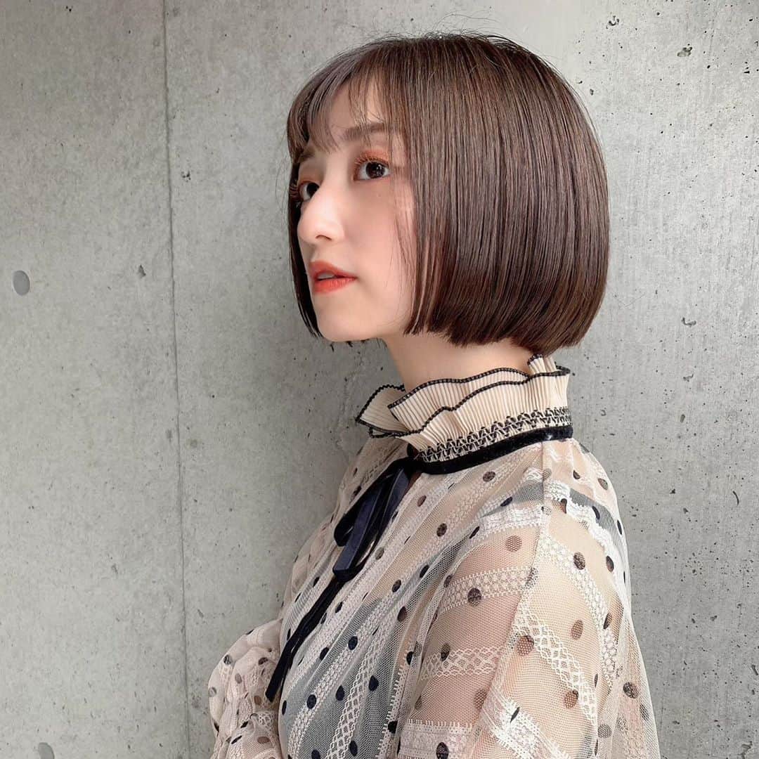 のインスタグラム：「﻿ ﻿ ﻿ 先週、髪の毛を切って染めました〜﻿ ﻿ 少し前の投稿からニューヘアーだったのですが﻿ すっかり報告するの忘れてた💇‍♀️﻿ ﻿ ﻿ カットはいつもの　@shige.hair さん﻿﻿ 本当に丁寧でカットも綺麗なのでみんなに褒められる〜﻿ ﻿ そして髪質改善トリートメントは毎回必ず してもらっていてサラサラです🤍﻿ ﻿ ﻿ ﻿ ﻿ カラーは7トーンのオリーブベージュ！﻿ ﻿ 秋仕様ですね〜🍂﻿ ﻿ ﻿ #ヘアスタイル#ボブヘアー#ボブスタイル#オリーブベージュ#ヘアカラー﻿」