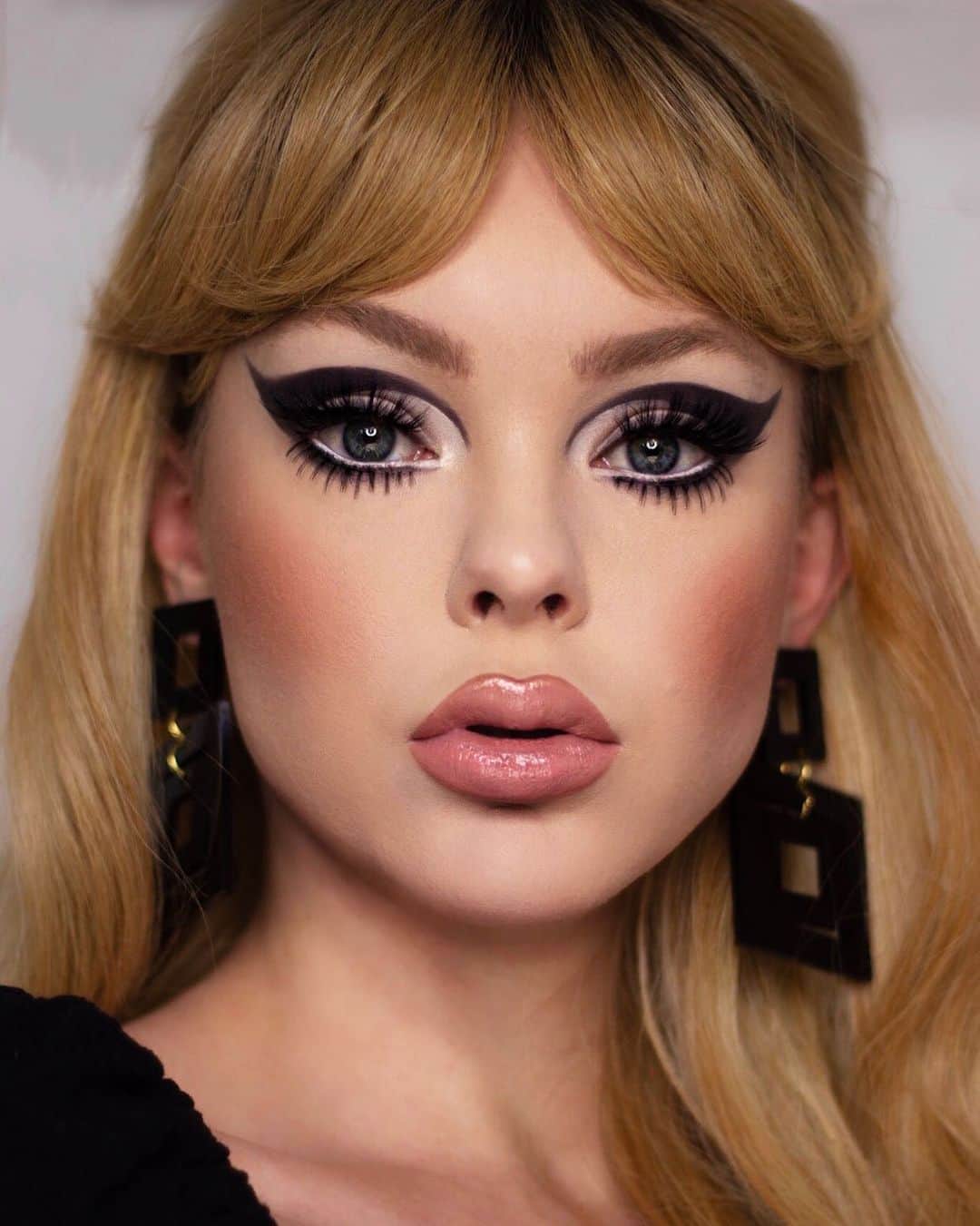 Smashboxのインスタグラム：「I👏CON👏IC 🎬   Get @beatsbylizzie’s look: Photo Finish Original Primer 24 Hour Eye Shadow Primer Studio Skin 24 Hour Oil Free Hydra Foundation in 0.5 Studio Skin Flawless Oil-Free 24 Hour Concealer in Fair Light Neutral Cover Shot Eye Palette Matte and Desert  Always Sharp Liner in Brown Super Fan Mascara Brow Tech To Go in Taupe Be Legendary Lipstick in Pretty Social Halo Perfecting Powder in Neutral Fair Cali Contour in Light Medium Step by Step Contour Palette in Light」