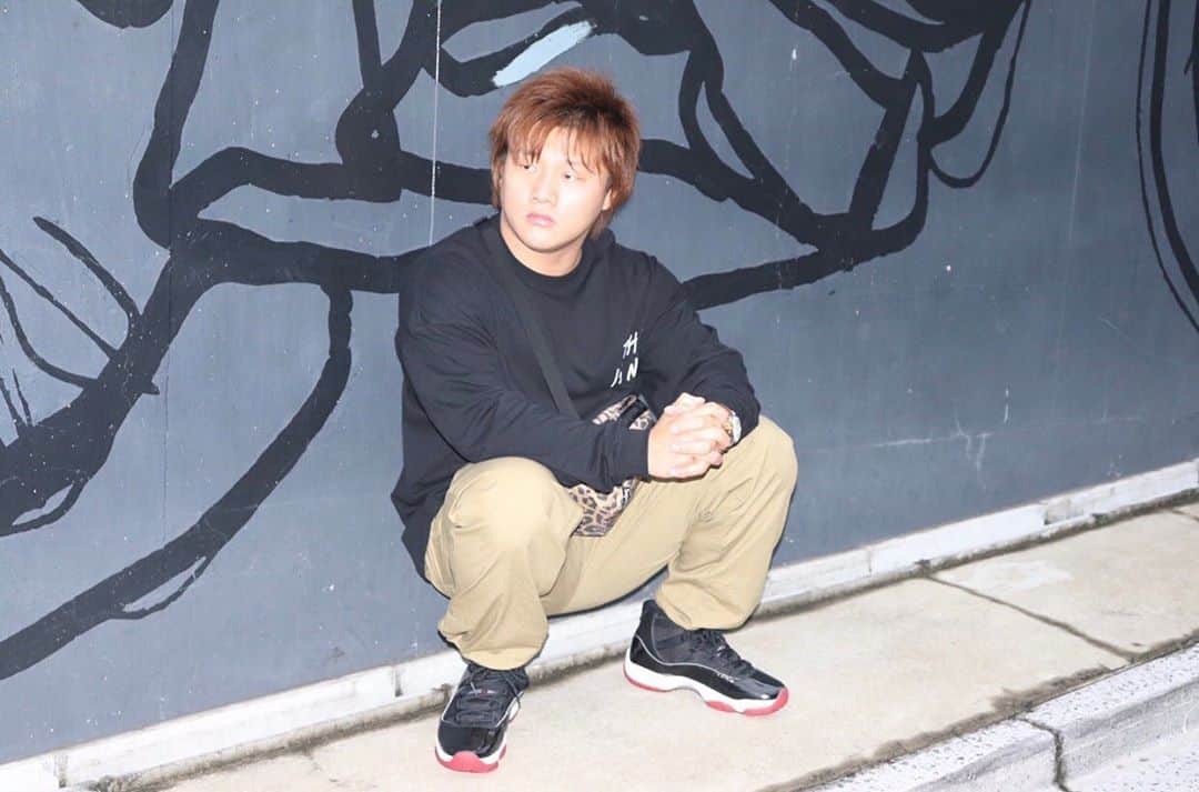 岩本煌史のインスタグラム：「T-shirt:DUALISM Pants: SAPEur Kicks: NIKE AIR JORDAN 11 “BRED” Bag:supreme  #ajpw #全日本プロレス #イワモトヘッズ #スニーカーヘッズ #DUALISM #SAPEur #nike #ナイキ #aj11 #aj11bred #ootd」