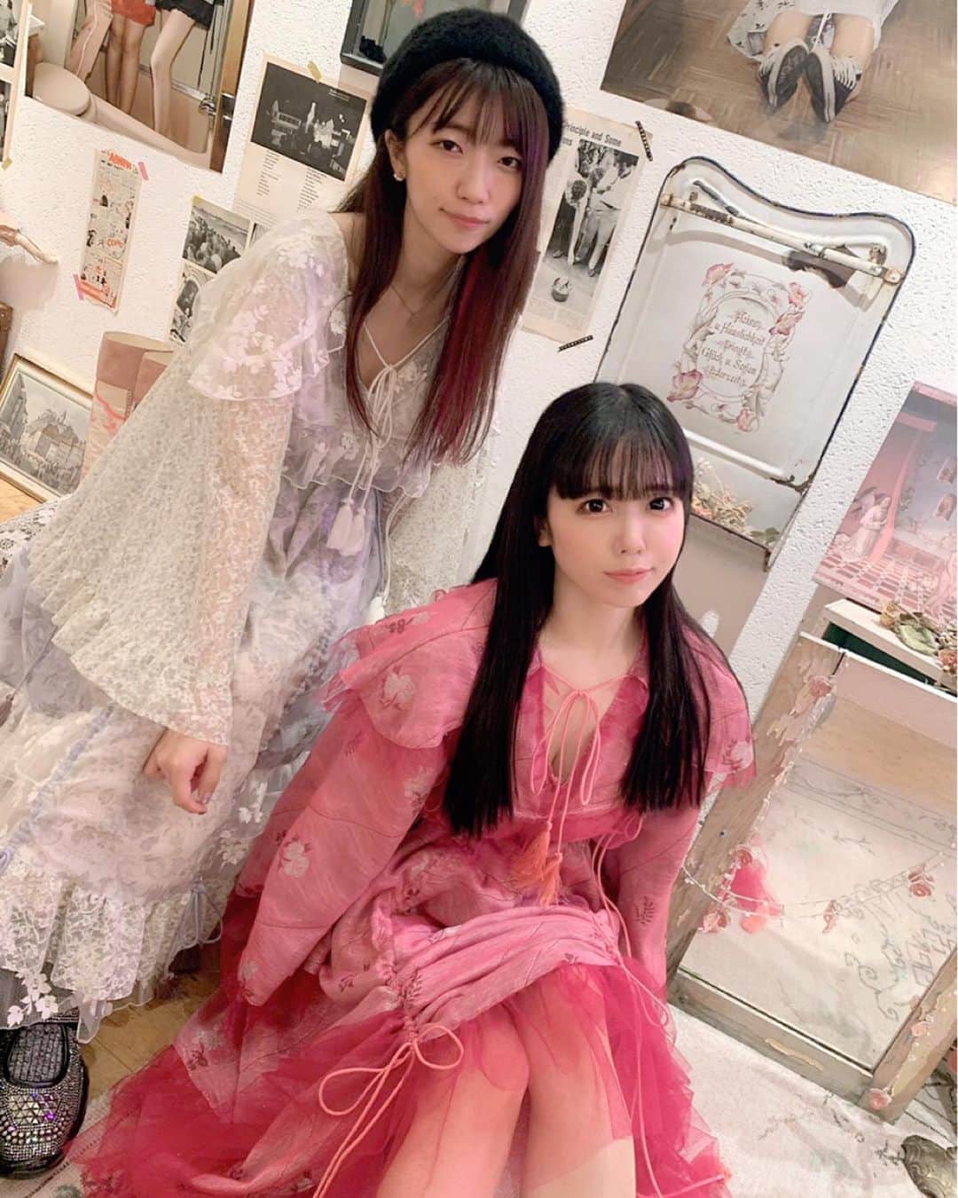 ぱいぱいでか美のインスタグラム：「汐りんがrurumu:の展示会連れてってくれました❤︎ ꙳ #rurumu #exhibition  #恋汐りんご さん #バンドじゃないもんmaxxnakayoshi ꙳ rurumu:の展示会に汐りんと(Ｕ･ω･  三 ･ω･Ｕ)はわはわ どれも細かなディテールまで凝ってて 可愛いのその奥にまた繊細な可愛さがあって 二人で悩む……迷う……と唸りながらつけてきました✔︎ 春まで生き延びねばならない理由が一つできた感じ。笑 汐りんと佳苗さん @usagi_kanae が 素敵に撮ってくれた写真があるのでまた載せます〜 あ、あと汐りんと靴おそろい✌︎」