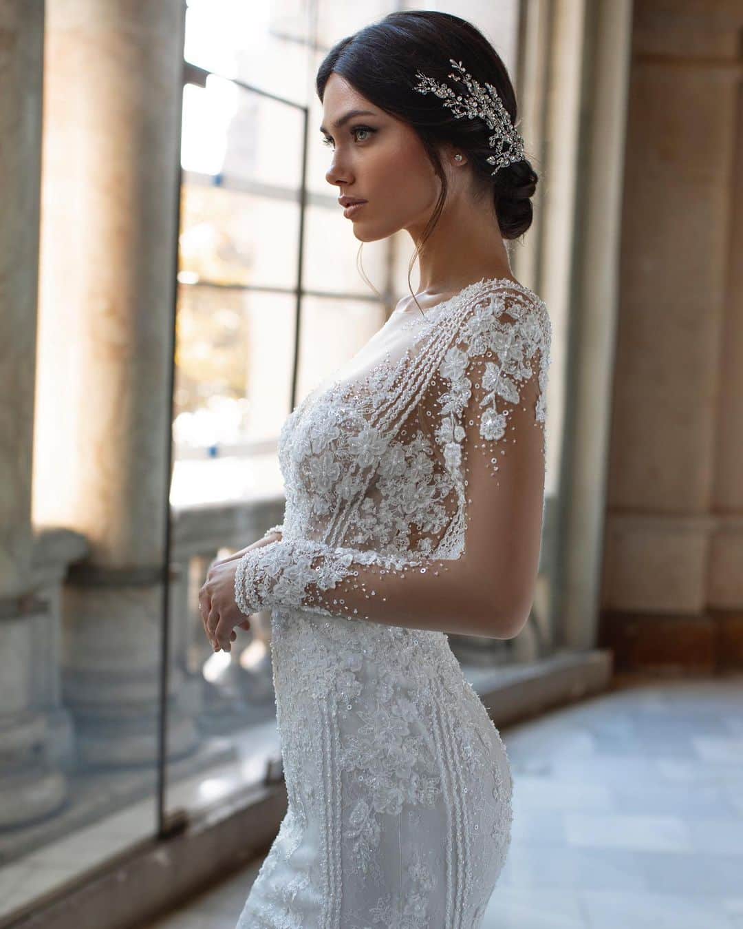 Pronoviasさんのインスタグラム写真 - (PronoviasInstagram)「A gently fitted gown in handmade lace ready to be paired with a detachable overskirt for an utterly glam look. Discover the Pickford dress at your nearest #Pronovias Store. Book now your appointment.」10月16日 0時33分 - pronovias