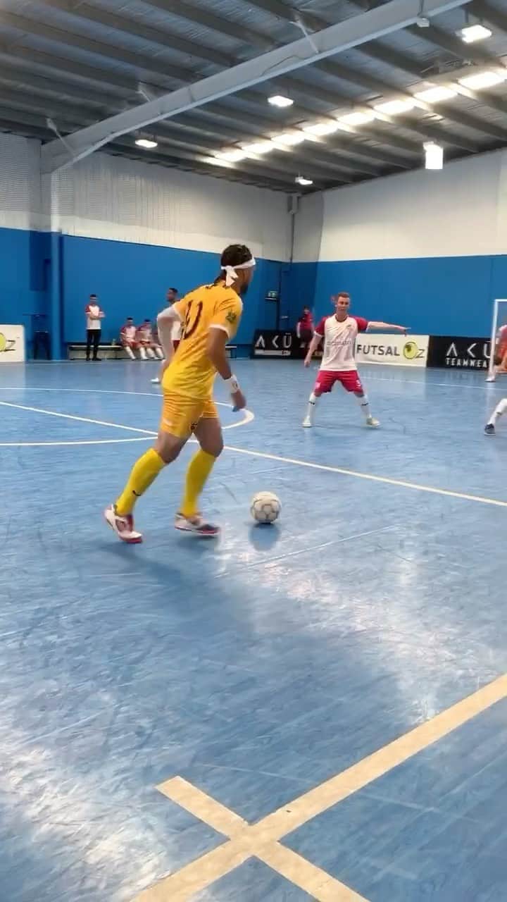 ショーン・ガルニエのインスタグラム：「I miss futsal ! #thb 1 year ago @futsaloz +15 comments to get a follow back   #seangarnier #seanfreestyle #urbanballer #football #skills」
