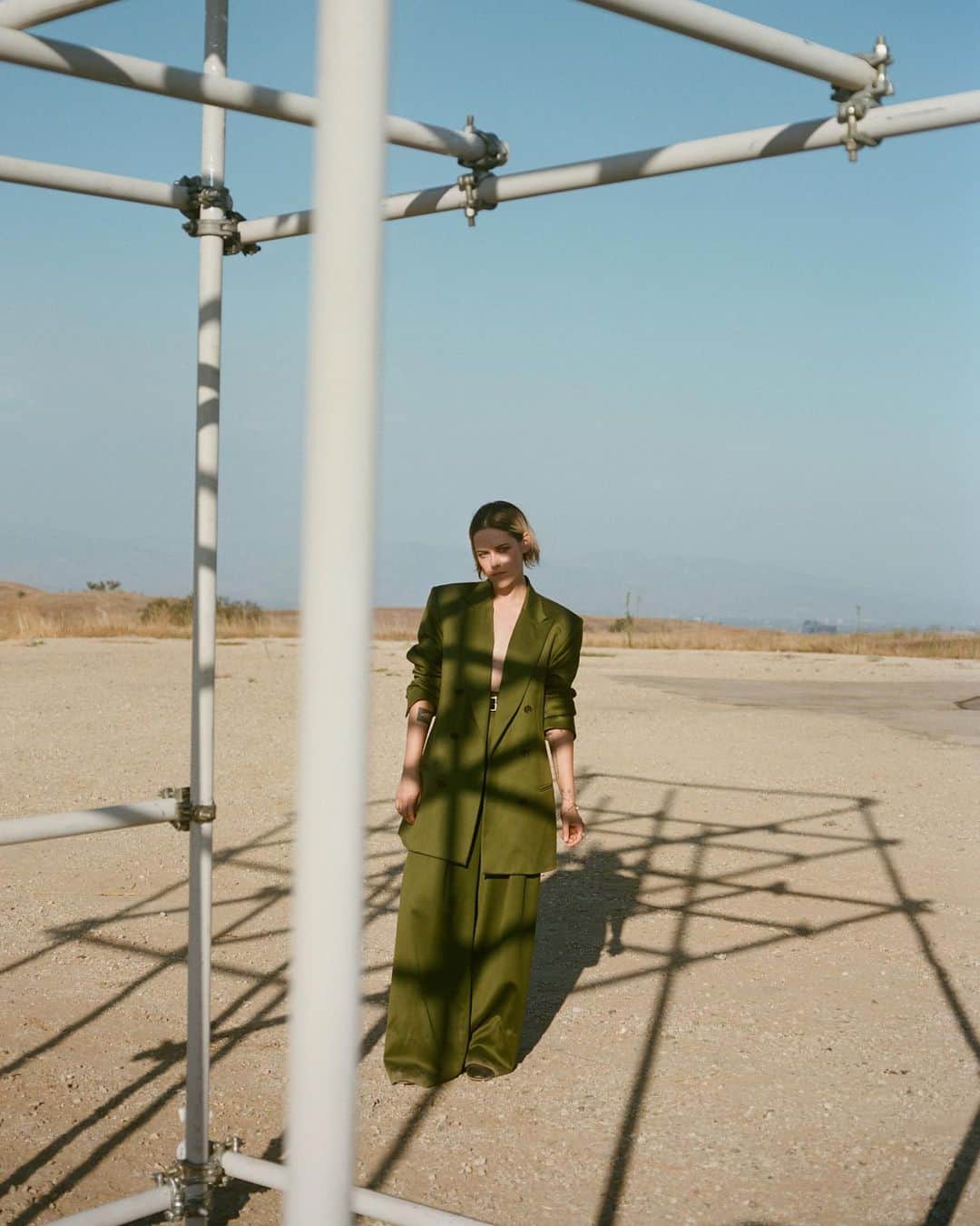 Olivia Maloneのインスタグラム：「@maximjezek and his team built this incredible structure in the desert for kristen 🤍」
