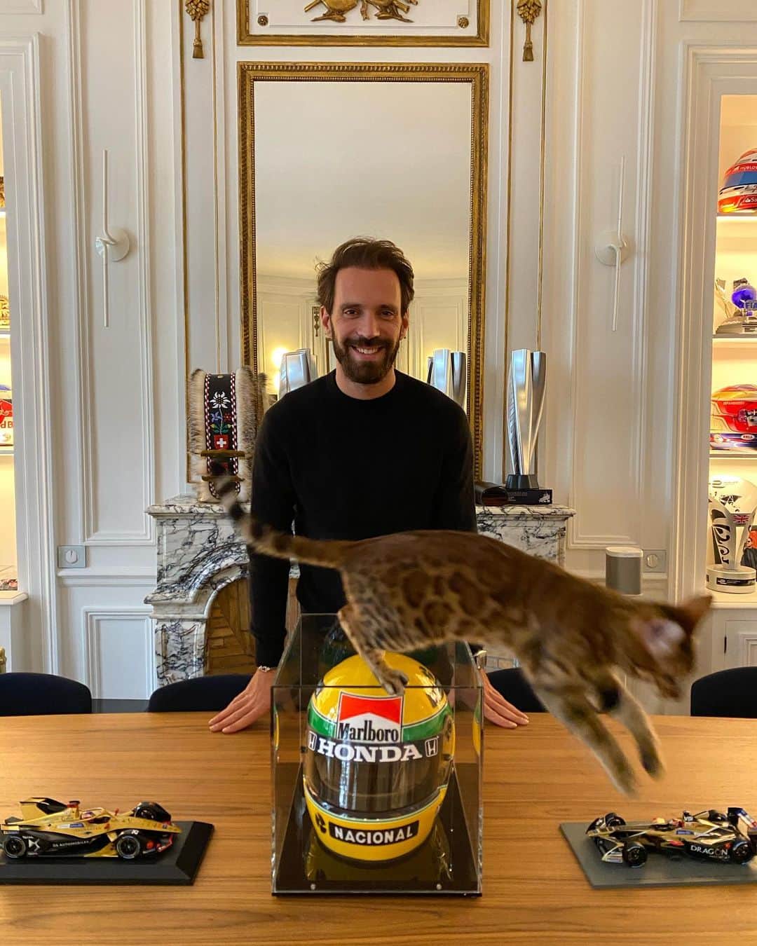 ジャン＝エリック・ベルニュのインスタグラム：「My 30th birthday present from my manager Julian and Alex 😍 Senna helmet. A huge thank you ... The cat seems to like it too」