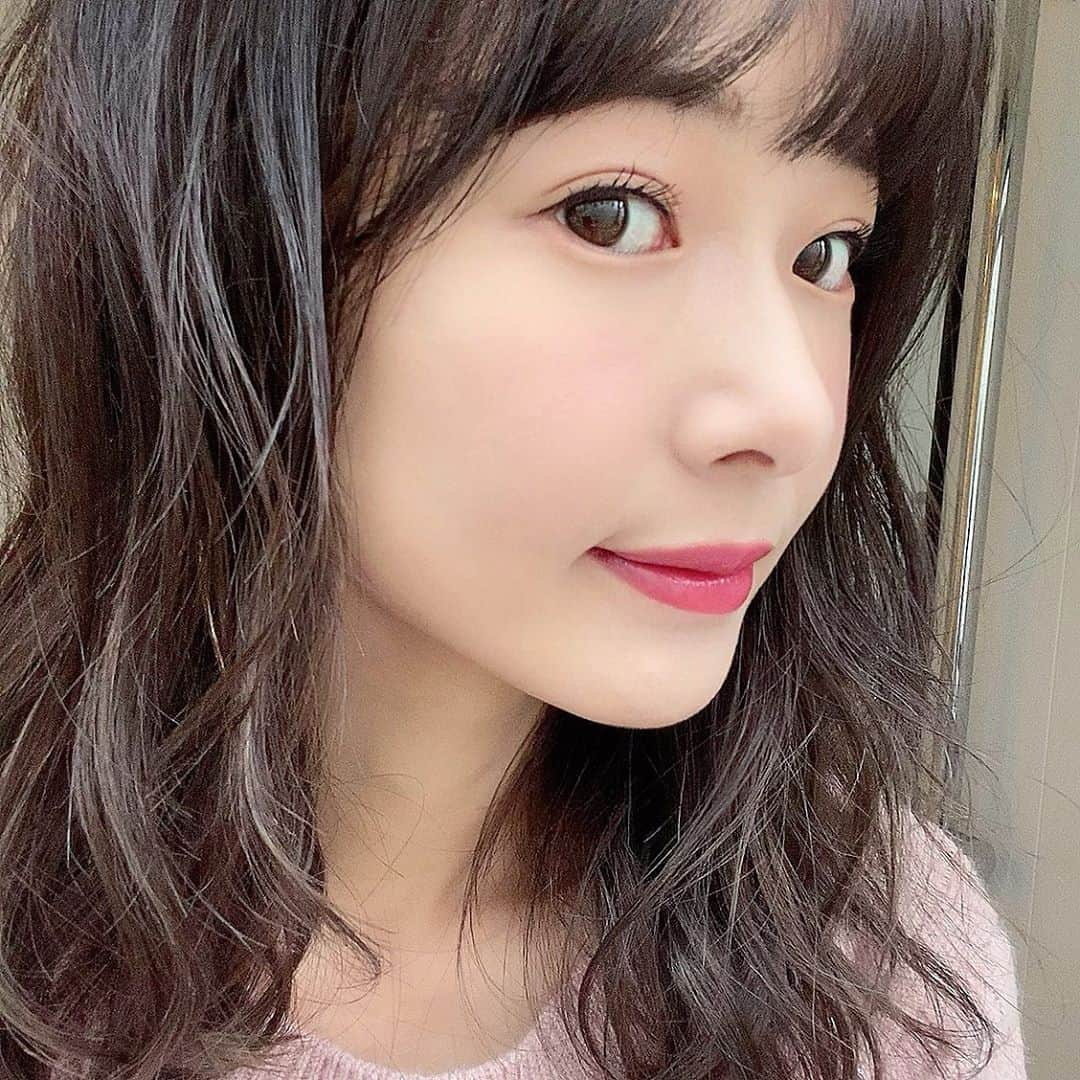 西川瑞希（みずきてぃ）さんのインスタグラム写真 - (西川瑞希（みずきてぃ）Instagram)「今日のミーティングには、幸せ感溢れるカラーを…💕ピンクを甘くじゃなく、大人っぽく取り入れるのが気分// . @esteelauderjapan #エスティーローダー ピュア カラー エンヴィ クリスタル リップスティック 573 パッションフルーツ  @awakeskin_jp #アウェイク チアミーアップ　グロウイング ブラッシュ＆リップ 01 plum rose . かわいいコスメをつけた日は、気分も高まります✨ . #mizukitotalbeauty #makeup #メイクアップ #幸せリップ #リップ #クリームチーク #ピンクメイク」10月16日 0時30分 - mizuki_nishikawa_