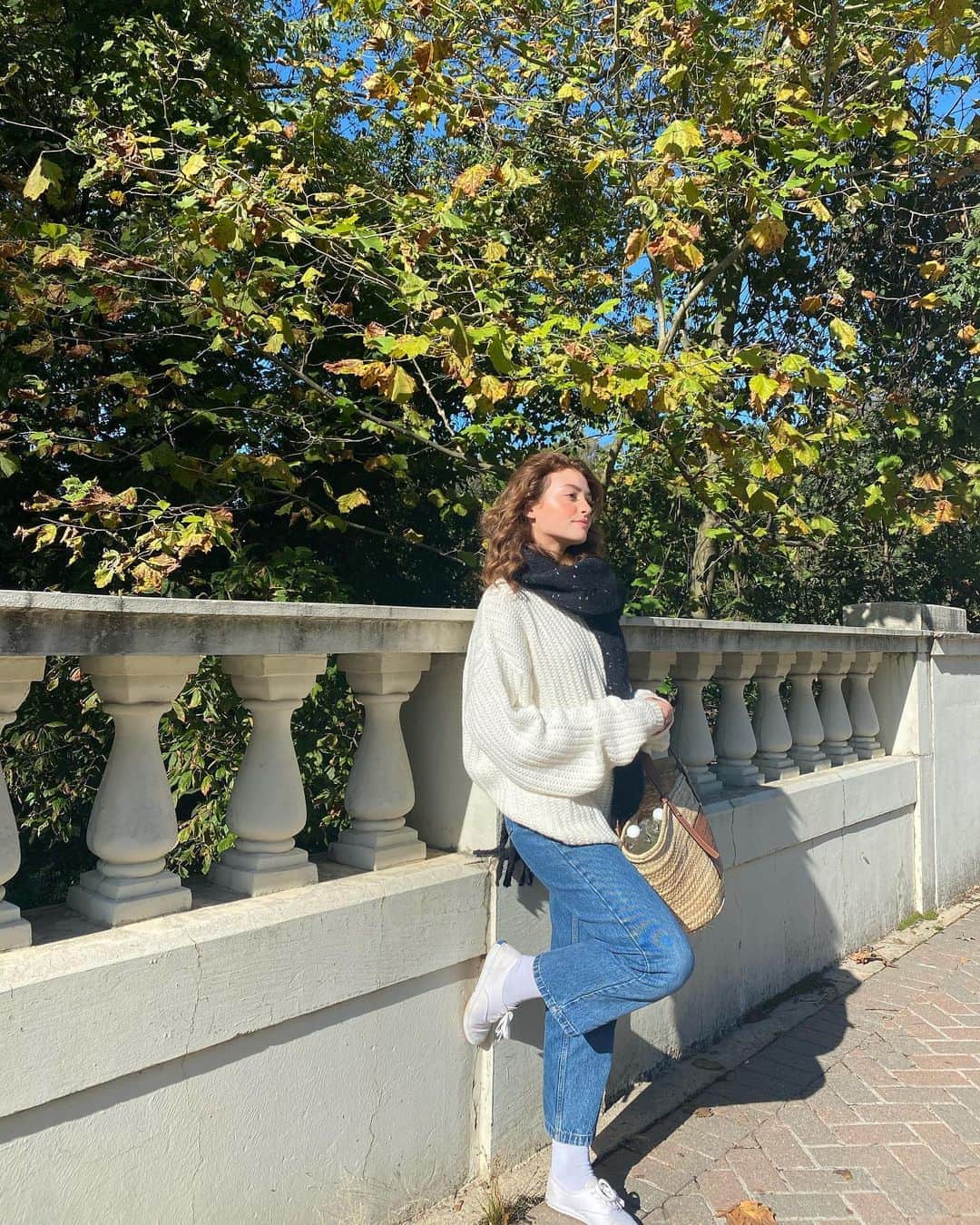 Kelsey Simoneさんのインスタグラム写真 - (Kelsey SimoneInstagram)「The leaf stuck to my scarf is the main character of these photos... 🍁」10月16日 0時37分 - k.els.e.y
