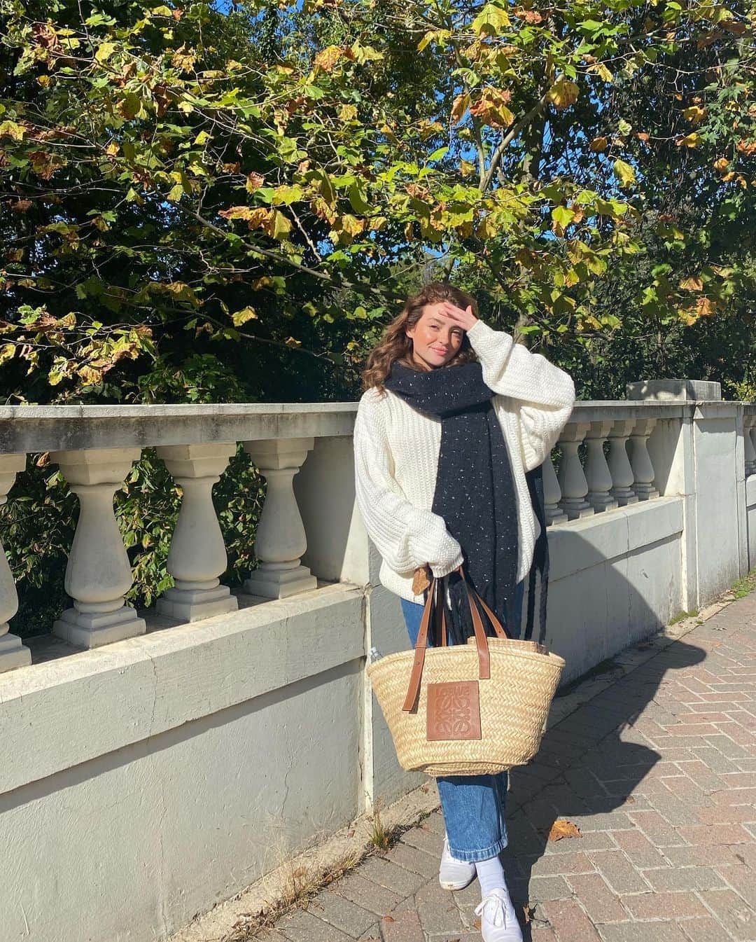 Kelsey Simoneさんのインスタグラム写真 - (Kelsey SimoneInstagram)「The leaf stuck to my scarf is the main character of these photos... 🍁」10月16日 0時37分 - k.els.e.y