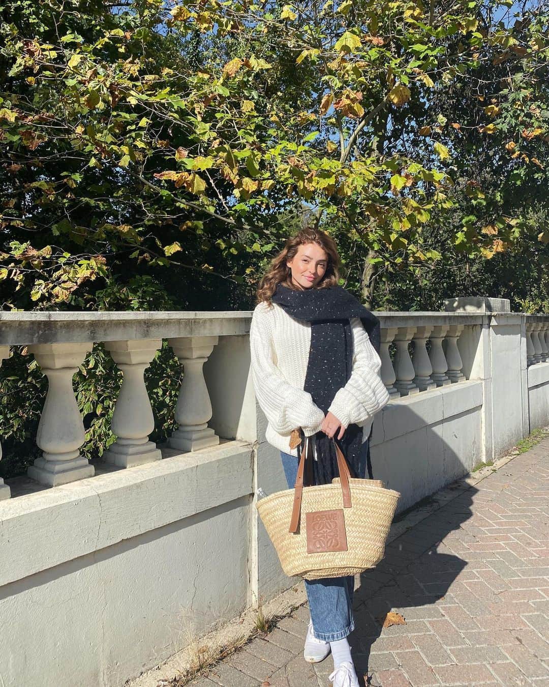 Kelsey Simoneのインスタグラム：「The leaf stuck to my scarf is the main character of these photos... 🍁」