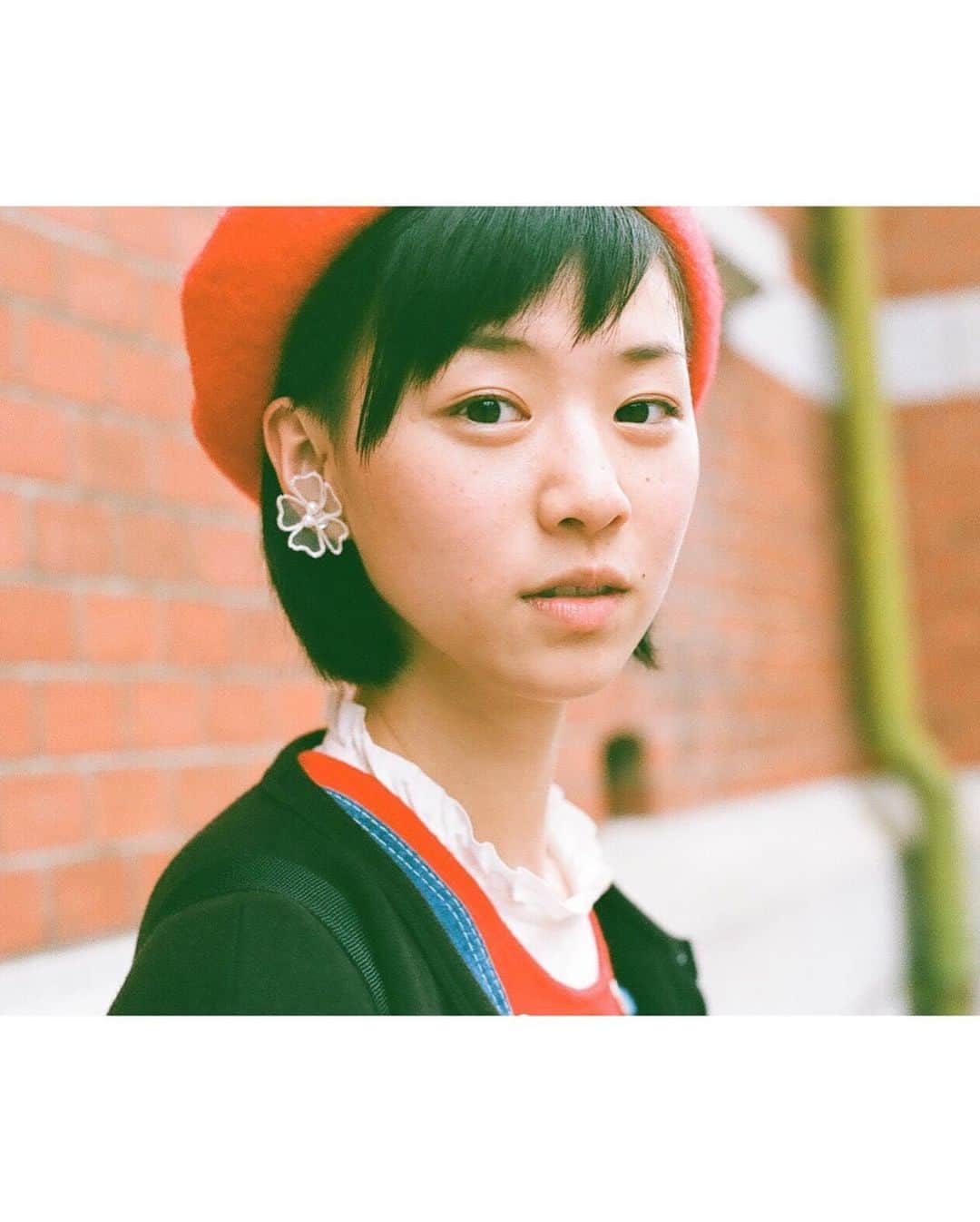 片山友希さんのインスタグラム写真 - (片山友希Instagram)「1年くらい前の写真です。 この日のユリちゃんは ほんわかする気持ちで写真を撮ってくれたそう。  恐怖新聞が終わったら すっかり秋になりました。  最近の私は友達の大切さとありがたさをひしひしと感じています🌾」10月16日 0時39分 - yuki_katayama1209