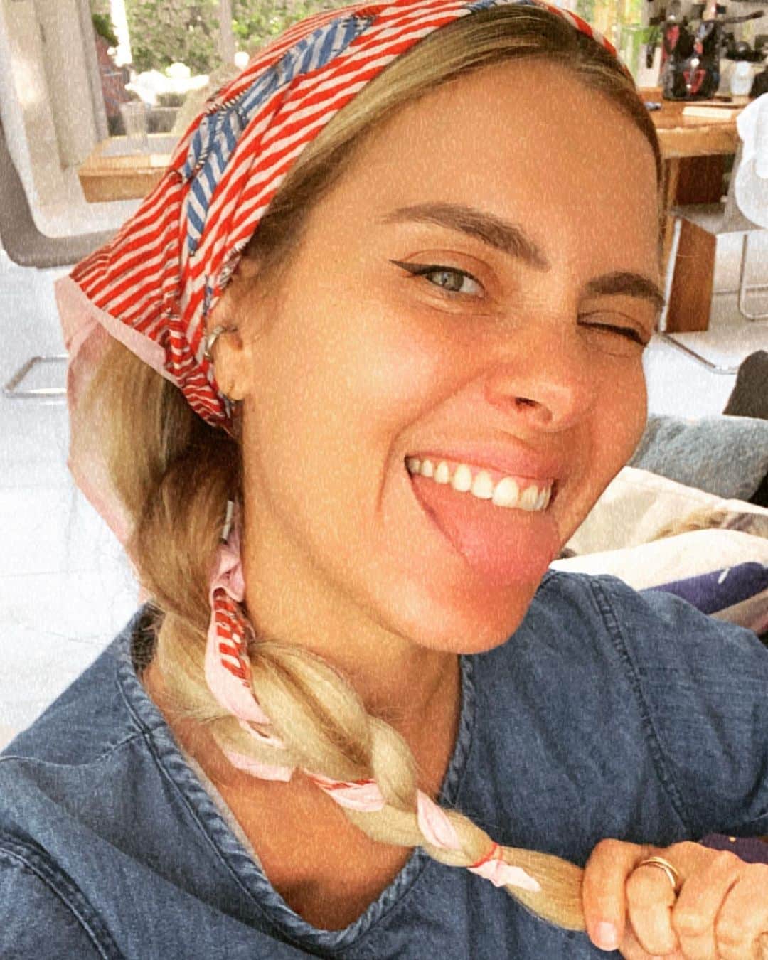カロライナディークマンのインスタグラム：「cabelin de hoje...  trança+ lenço quem ama?」