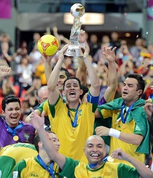 アレッサンドロ・ローザ・ヴィエイラのインスタグラム：「#TBT De momentos inesquecíveis!   Título mundial de 2012, alegria e alívio total com esses fenômenos!   E a cara de alegria de um lado só, e o outro todo paralisado? 😂❤️🇧🇷」