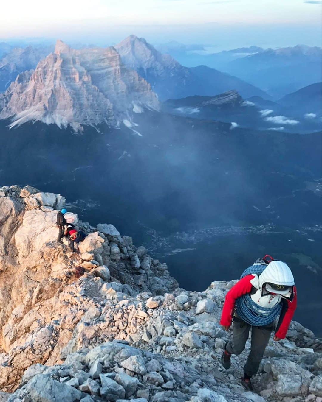 のインスタグラム：「Stepping towards the summit in the low morning lights is a feeling we'll never get bored of.  📷 @guidethierry   #MilletRiseUp. .」