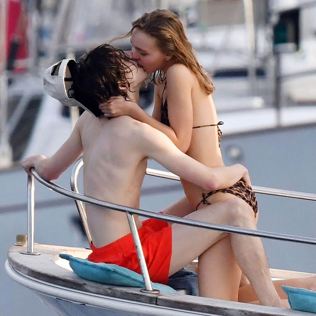 E! Onlineさんのインスタグラム写真 - (E! OnlineInstagram)「We'll never forget ^THAT photo of Timothée Chalamet & Lily-Rose Depp. Timothée? He finally spoke out about it, and admitted the "best day of his life" turned sideways as a result. Link in bio. (📷: Cobra Team/BACKGRID)」10月16日 0時45分 - enews
