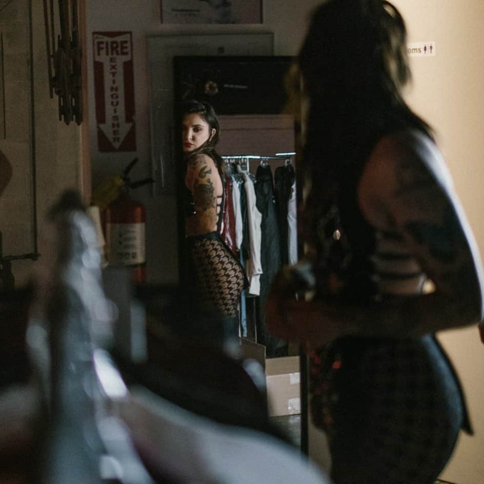 Julia Michaelsのインスタグラム：「checking to make sure it’s there. It’s not.」