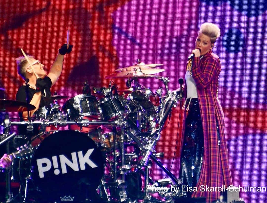 マーク・シュルマンさんのインスタグラム写真 - (マーク・シュルマンInstagram)「I wish you all could experience how profoundly amazing it is to support the greatest performer on the planet on stage. @pink deserves this @bbmas #grateful @markyplanet @pinkiesfamily」10月16日 0時46分 - markyplanet