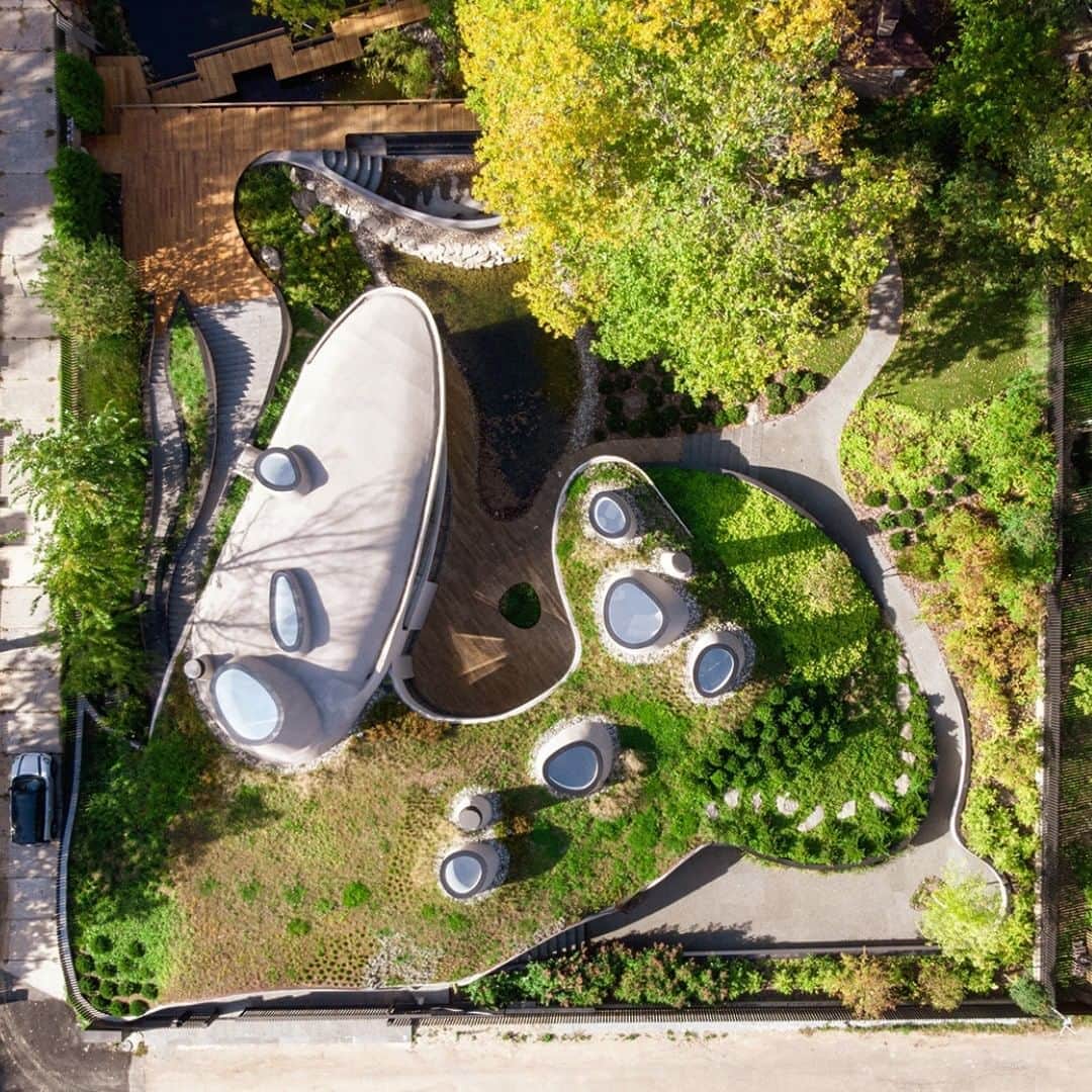 Architecture - Housesさんのインスタグラム写真 - (Architecture - HousesInstagram)「⁣ Located in Moscow, the House in the Landscape is an organically shaped home integrated into an artificially created landscape creating a great connection between the architecture and the open courtyard.⁣ ⁣ What are your thoughts about this design?⁣ Tag an #architecture lover 💙⁣ ___⁣ 📐 @niko_architect⁣ 📍#Moscow⁣ #archidesignhome⁣ ___⁣ #architecture #amazingarchitecture #architect #arquitectura #luxury #realestate #arquitectura #interiordesign #construction #archilovers #home #house ‎#amazing #architecturephotography #archilovers #naturearchitecture」10月16日 0時50分 - _archidesignhome_