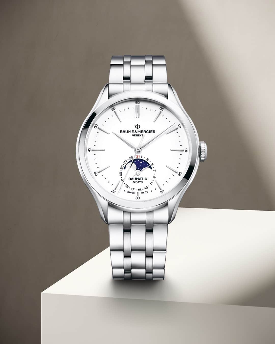 ボーンメルシーのインスタグラム：「A white dial paired with stainless steel? Say no more.  -- Clifton Baumatic 10552 42mm, Automatic, 5 days Power Reserve,  Central-Hand Date, Moon Phase  -- #baumeetmercier #cliftonbaumatic #swissmade #timepiece #watchesofinstagram #luxurywatch  #watches  #watchcollector  #watchoftheday」