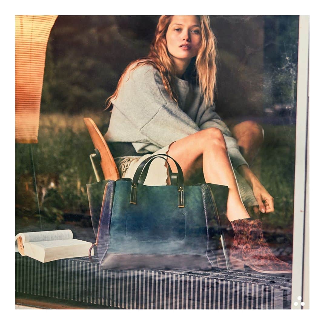 ジェロームドレイフュスのインスタグラム：「Transition into autumn with accessories in deep berry and rich emerald tones. #JeromeDreyfussGeorges . . Art Direction & Photo @germainchauveau Style @claire_dhelens Model @hanajirickova #jeromedreyfussgeorges #jeromedreyfuss #rootsdeluxe #aw20」