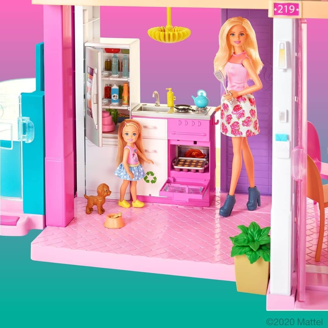 バービーさんのインスタグラム写真 - (バービーInstagram)「Staying at home? Sounds like a dream! 🏠 Swipe to see what’s going on in the #Barbie Dreamhouse today.」10月16日 1時00分 - barbie