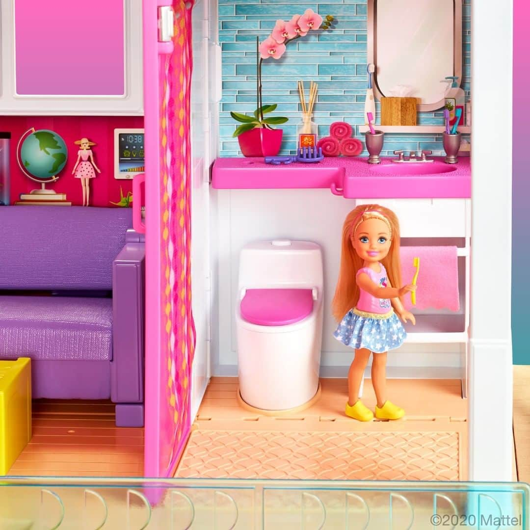 バービーさんのインスタグラム写真 - (バービーInstagram)「Staying at home? Sounds like a dream! 🏠 Swipe to see what’s going on in the #Barbie Dreamhouse today.」10月16日 1時00分 - barbie