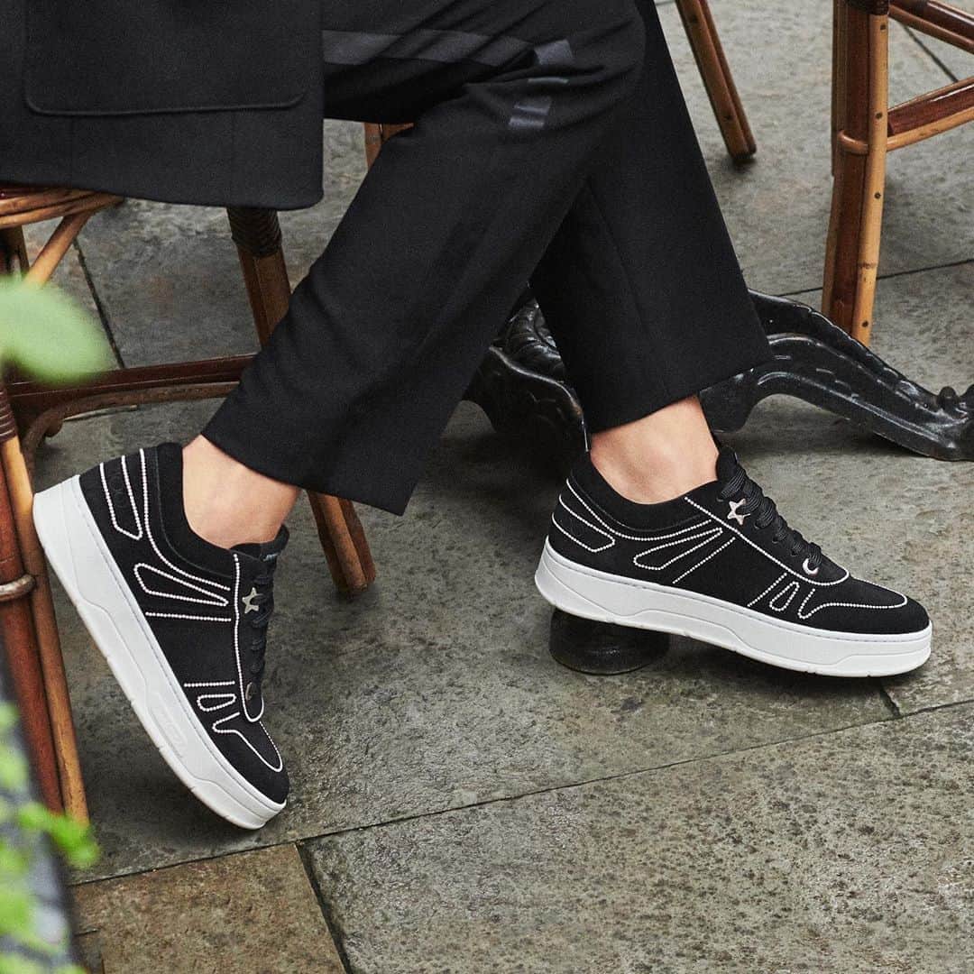 Jimmy Chooさんのインスタグラム写真 - (Jimmy ChooInstagram)「Add a pinch of glamour to your daytime sneakers with HAWAII in black suede featuring crystal detail #JimmyChoo」10月16日 1時00分 - jimmychoo