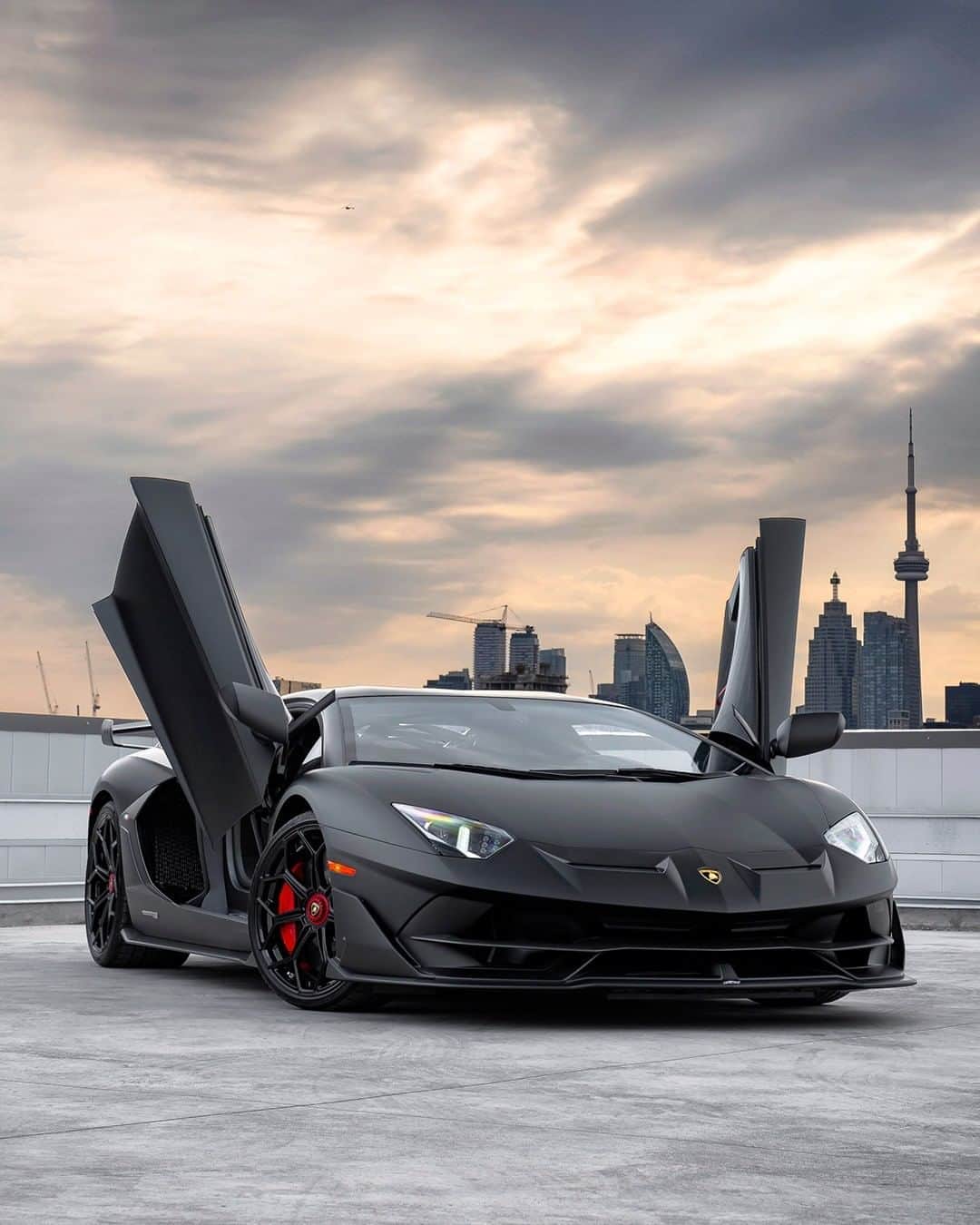 ランボルギーニのインスタグラム：「Let your enthusiasm skyrocket. Which emoji would you use to describe our great Aventador SVJ?  #Lamborghini #AventadorSVJ」