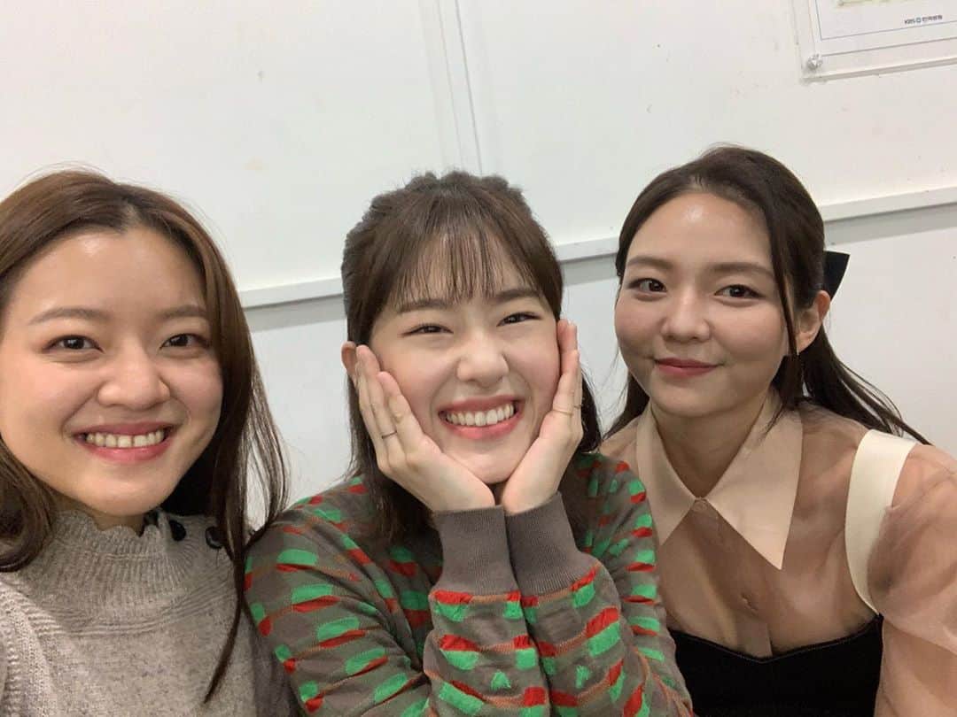 のインスタグラム：「내일 밤 12시 40분 #유희열의스케치북 에서 만나요 🥰」