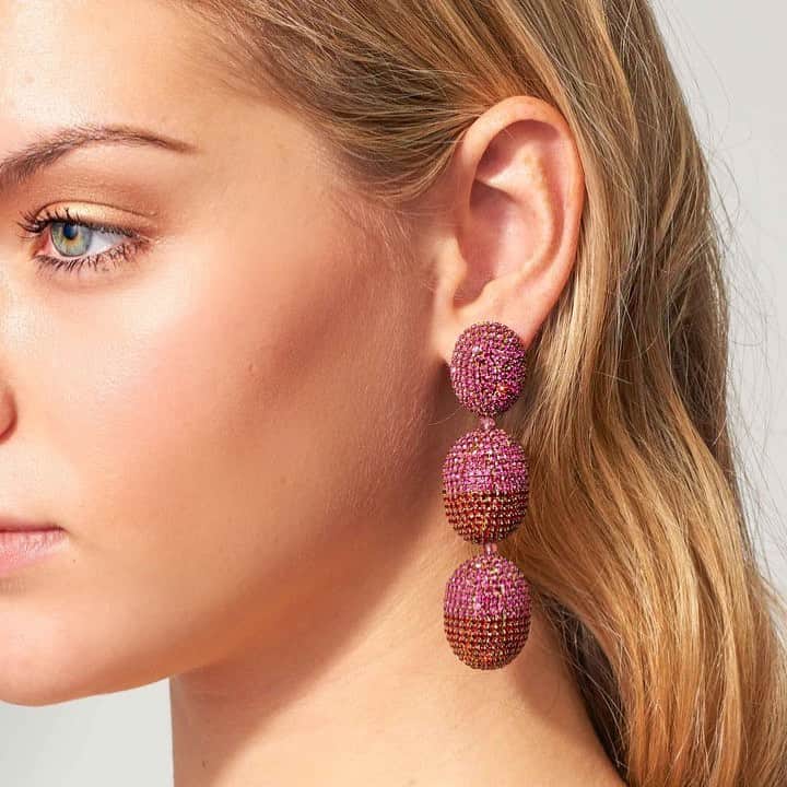 サッチン+バビさんのインスタグラム写真 - (サッチン+バビInstagram)「The Lanah earring in Magenta and Ruby glittering crystals. #statementearring, #sachinandbabi, #sparkle」10月16日 0時53分 - sachinandbabi