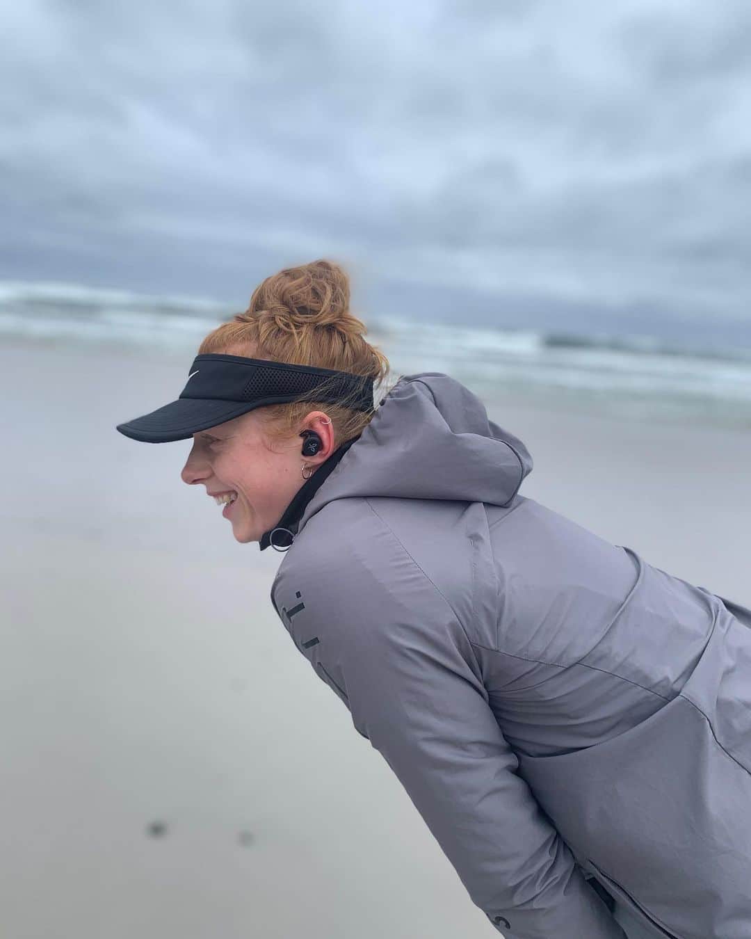 マチルドU・クラマーのインスタグラム：「Reklame| Crazy weather on Bornholm these days, but that ain’t stoppin’ me 😜  Enjoying my @jaybirdsport VISTA earbuds. They are earth-, water- and sweatproof - Perfect for training in these conditions! 🌬   You can still get 15% off by using the code: mathilde15 (link in bio). ENJOY 🍁  #jaybirds #jaybirdsport #jaybirdvista #poweryourpassion #earthproof #running #jaybirdteam #ambassador #discount #rabatkode #vacation #Bornholm #training」