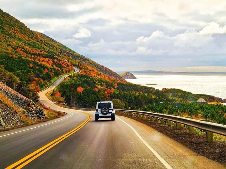Explore Canadaさんのインスタグラム写真 - (Explore CanadaInstagram)「If you’re in Atlantic Canada, fall is the perfect time for a road trip! Pictured here is the Cabot Trail, located on Cape Breton Island, where the coastline lights up with fiery hues. Be sure to tag #NSLeafWatch and #FallForCapeBreton in your photos so we can follow along! #ExploreCanada #CanadaNice ⁠ ⁠ *Know before you go! Check the most up-to-date travel restrictions and border closures before planning your trip and if you're travelling in Canada, download the COVID Alert app to your mobile device.*⁠ ⁠ 📷: @exploringrural⁠ 📍: @visitcapebretonisland, @visitnovascotia⁠ ⁠ #VisitCapeBreton #VisitNovaScotia #RediscoverNovaScotia⁠」10月16日 1時02分 - explorecanada
