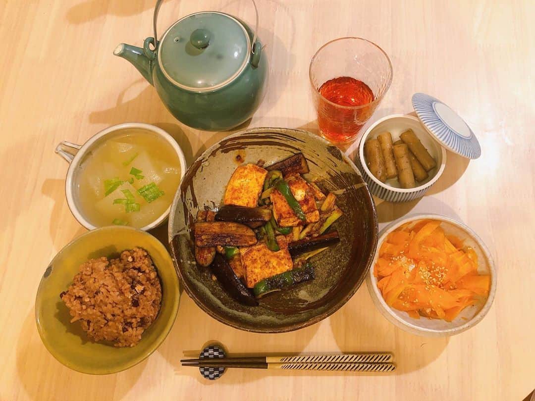 LOVEのインスタグラム：「先週はキーマカレー作り置きしましたけど毎日キーマはちょっと辛かった🍛 今週の作り置きは1週間楽しかった！あの日のわたし、グッジョブ。おかげで1週間、楽だった。  ・冬瓜たいたやつ ・かぼちゃスープ ・黒酢にんじん ・ゴボウの漬物 ・酵素玄米  楽して美味しいもんを毎日食べたいのだ！！」