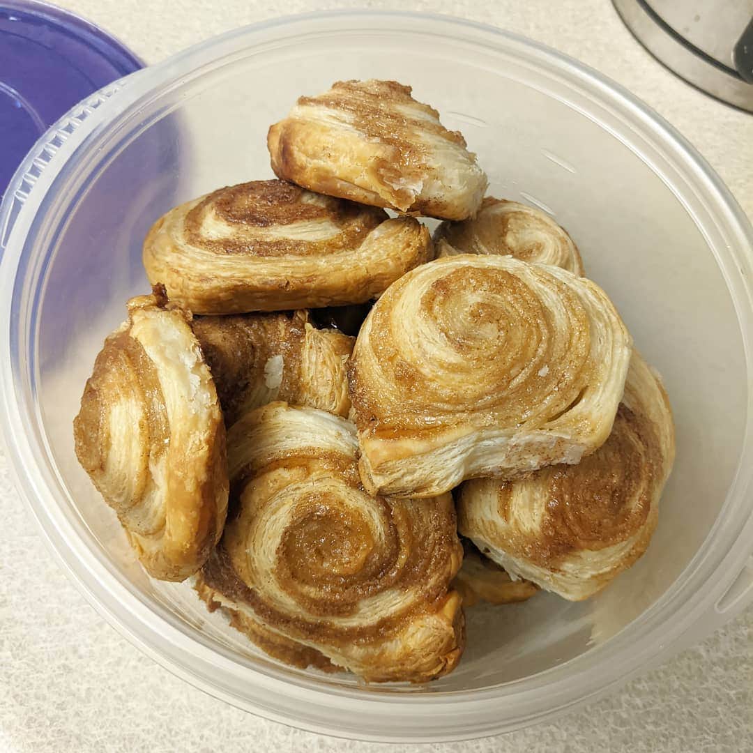 アマルのインスタグラム：「昨日これ作った。レイジーシナモンロール😊美味しかった。パイ生地で作ったの。ただ広げて、ブラウンシュガーとシナモンのせて、くるくるまいて、切ってオーブンに入れておしまい😁👍 I made a lazy cinnamon rolls ❤️made it with puff pastry so it was really easy. Just spread the puff pastry sheet, add brown sugar and cinnamon, roll it, cut it, put it in the oven and done. So good😉👍」
