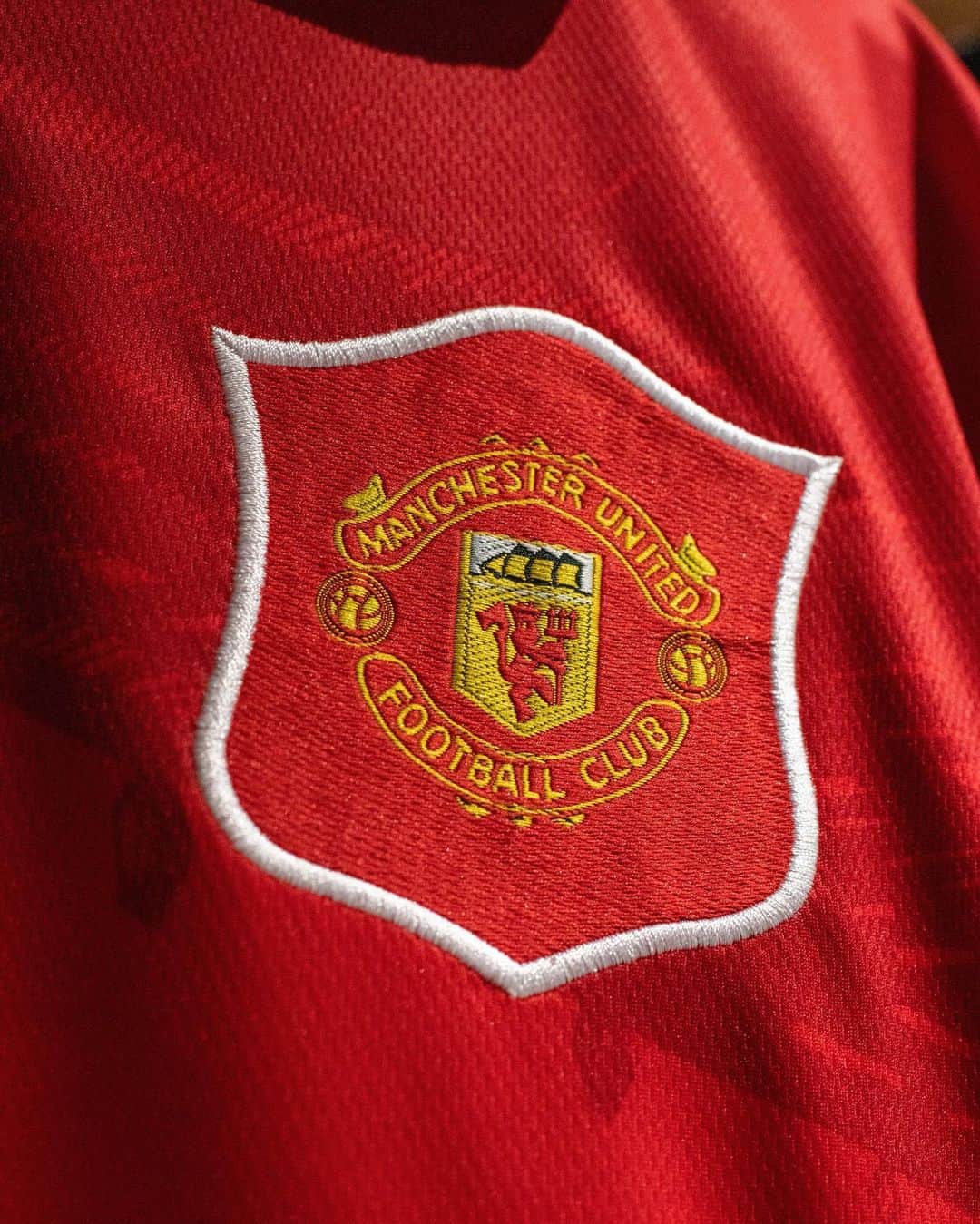 マンチェスター・ユナイテッドさんのインスタグラム写真 - (マンチェスター・ユナイテッドInstagram)「𝗕𝗮𝗴𝘀𝗺𝗮𝗻. 👕 #AndyCole's first United shirt is a classic 😍 #MUFC」10月16日 1時06分 - manchesterunited