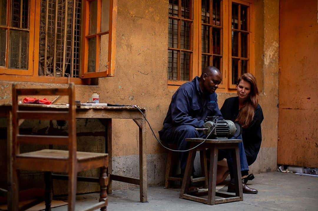 オバッキさんのインスタグラム写真 - (オバッキInstagram)「Our founder @treanapeake went on a very special mission to South Sudan to work on our philanthropic programs with @obakkifoundation.   On her way through, she was able to meet with Sylvester - one of our artisan partners to learn more about his process & to further connect you to his designs!  Stay tuned to see more! - #sylvester #artisanjewelry #handmade #giftswithmeaning #nairobi #brassjewelry #artisancrafted」10月16日 1時07分 - obakki