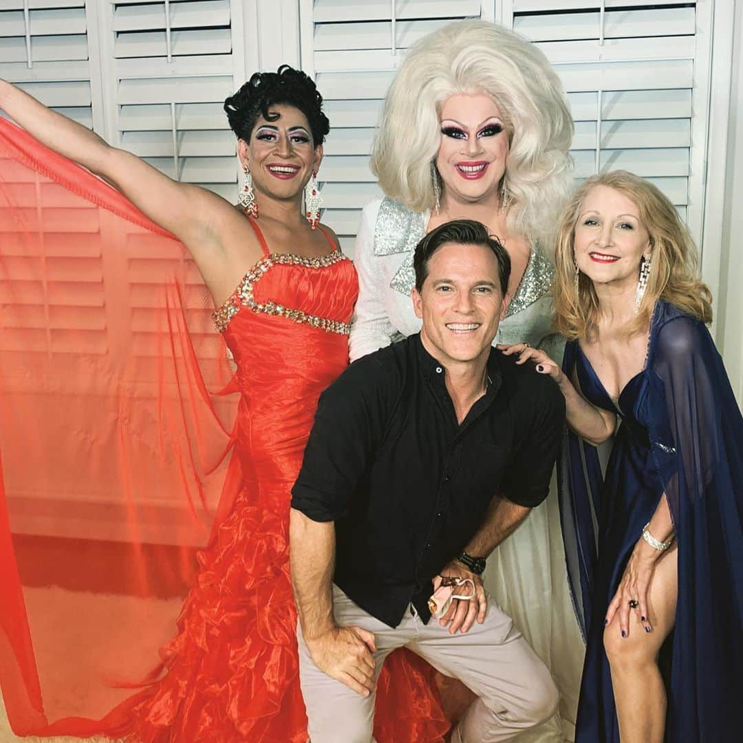 マイケル・ドイルのインスタグラム：「#tbt with these divas! @latinaturnerofficial @ninawest #patriciaclarkson #Vote」