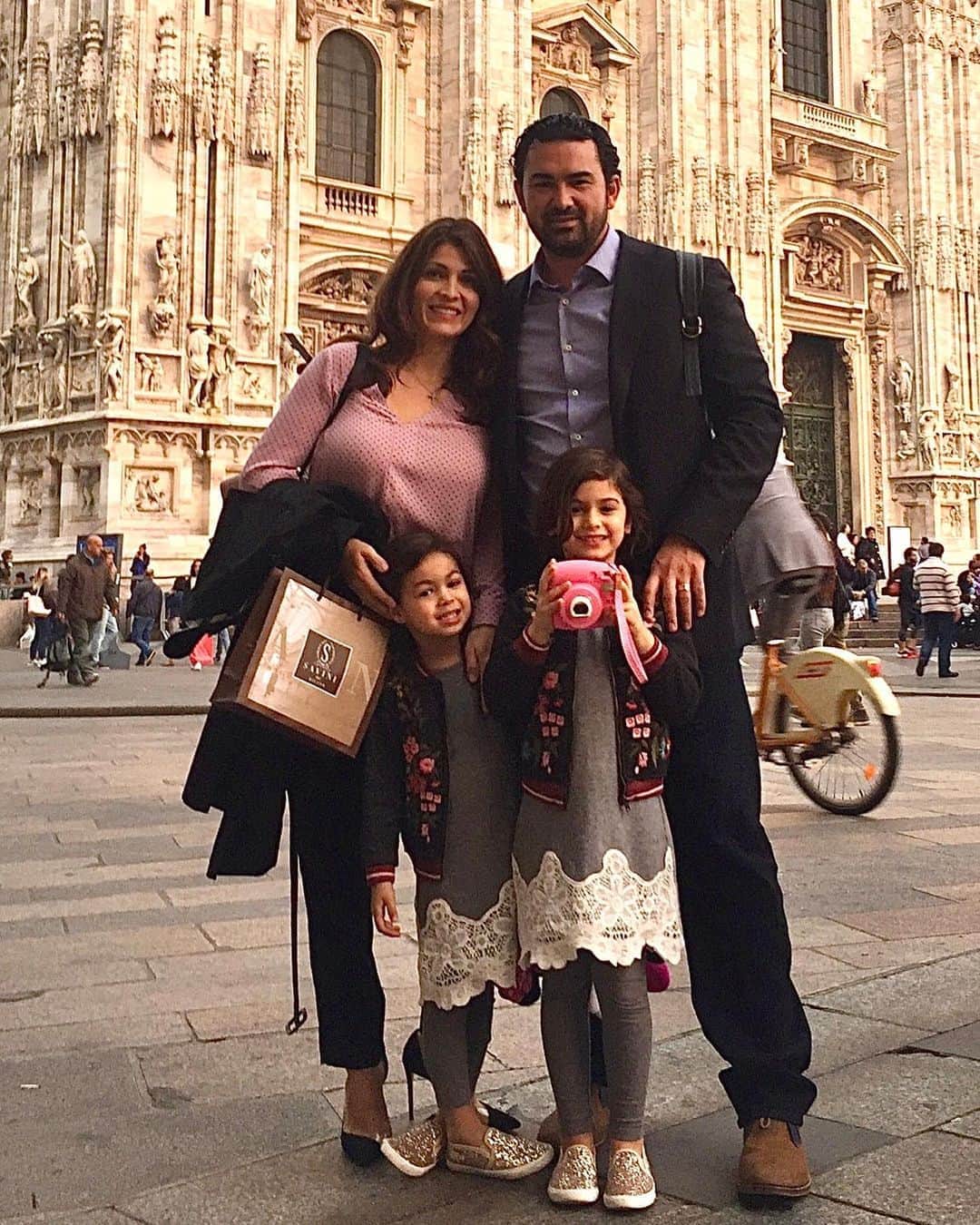 エイドリアン・ゴンザレスさんのインスタグラム写真 - (エイドリアン・ゴンザレスInstagram)「Remembering our first day of our time living in Milan. #Family #Italy #TBT」10月16日 1時16分 - adrian_eltitan