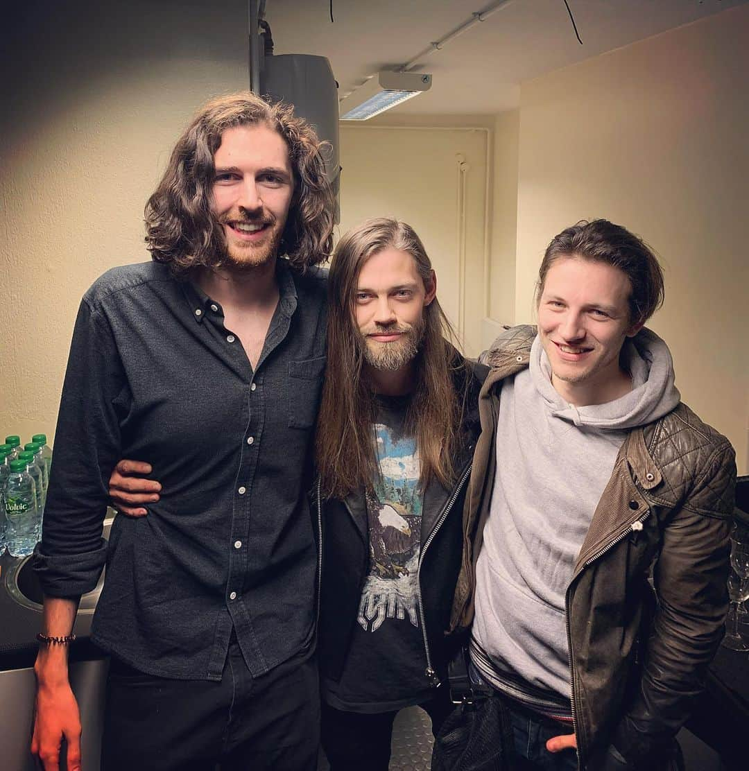 トム・ペインのインスタグラム：「Throwback to the last time I saw @hozier live in concert. Something about this guys music gets into my heart and soul and stays there. Always an inspiration. Can’t wait till I can enjoy it live with other people again. It’d be nice to be with my bro again too! #tbt #WillPayne #Hozier #LiveMusic」