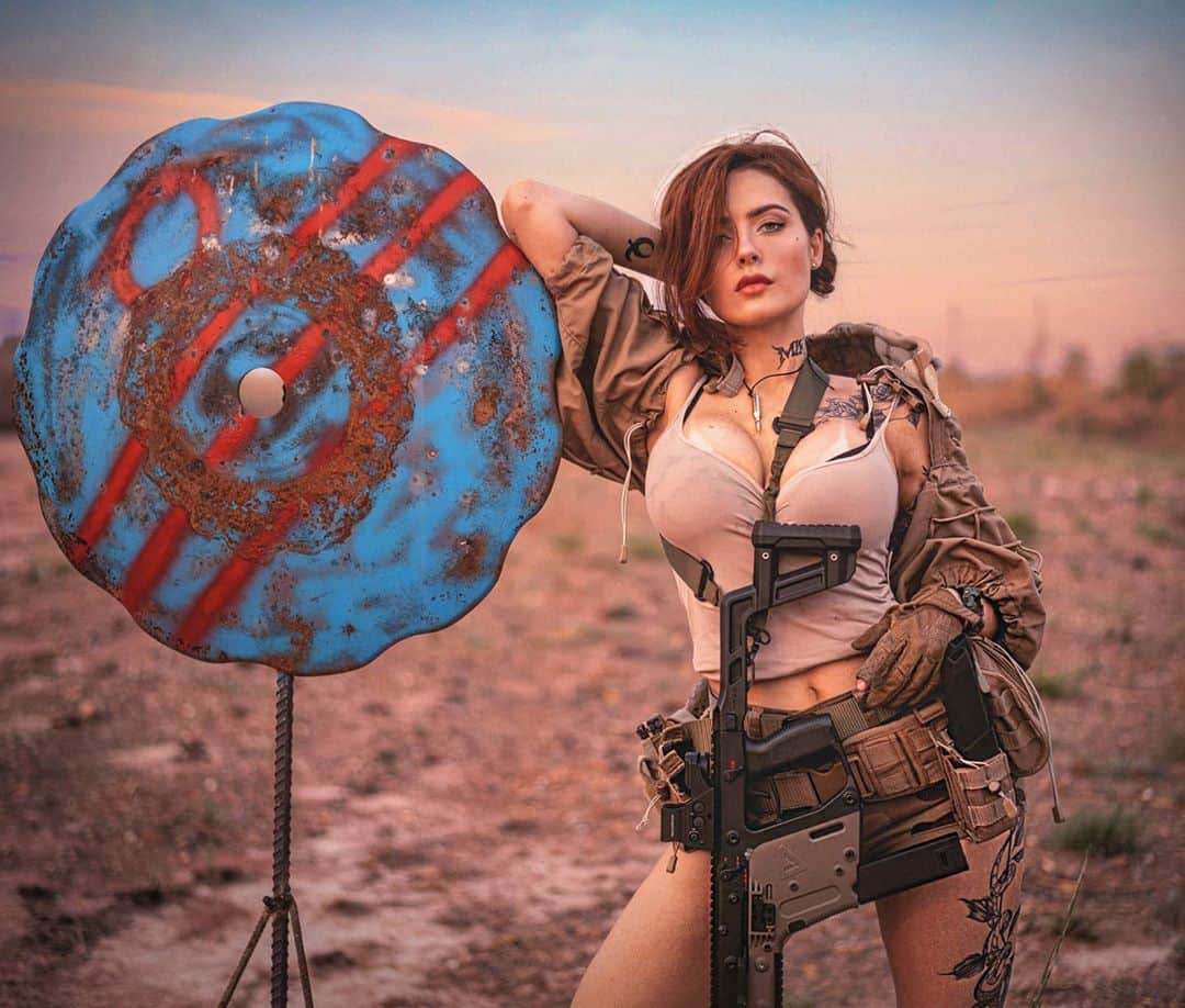 Anna Vargasのインスタグラム：「Bem plena esperando a inauguração do apocalipse zumbi.🤘🏻 Pra quem tem dúvida sobre a minha conduta ou não é familiarizado com o esporte (porque sempre surge alguém questionando sobre isso nos comentários), esse "loudout" (vulgo, lookinho) não é adequado para a prática do airsoft/milsim. Primeiro que jamais alguém com uma gota de juízo na cabeça vai entrar em campo sem óculos de proteção!!! Mas a real é que isso foi apenas para esse ensaio fotográfico com o maravilhoso @_leonardoribeirooo (e para uma possível capa/skin de jogo, se o universo assim desejar 😌). Quem me vê em campo sabe que costumo jogar bem protegida e com a indumentária completa, bem embustada. 💁🏻‍♀️ (Meio decepcionante, devo dizer...🤭) Enfim. Saudades de jogar. 😪 Tô quase voltando! Me aguardem!!! . Local da 📸: CTT da @fhtreinamentosespeciais Bronze: @glauesteticista . . Parceiros: LOJA: @companystoreac Use o cupom MYST para ganhar 5%OFF . EQUIPAMENTOS TÁTICOS: @511tacticalbrasil . MUNIÇÃO: @spartanairsoftmunition . TREINAMENTOS TÁTICOS: @fhtreinamentosespeciais . MIRAS: @mundomira . PATCHES BORDADOS: @1ciadistintivosoficial . SITES: @sitevipinternet . CAMISETAS: @teamsix.brasil . #airsoft #airsoftbrasil #milsim #airsoftgirl #tactical #tacticool #military #airsoftcommunity #girlsandguns」