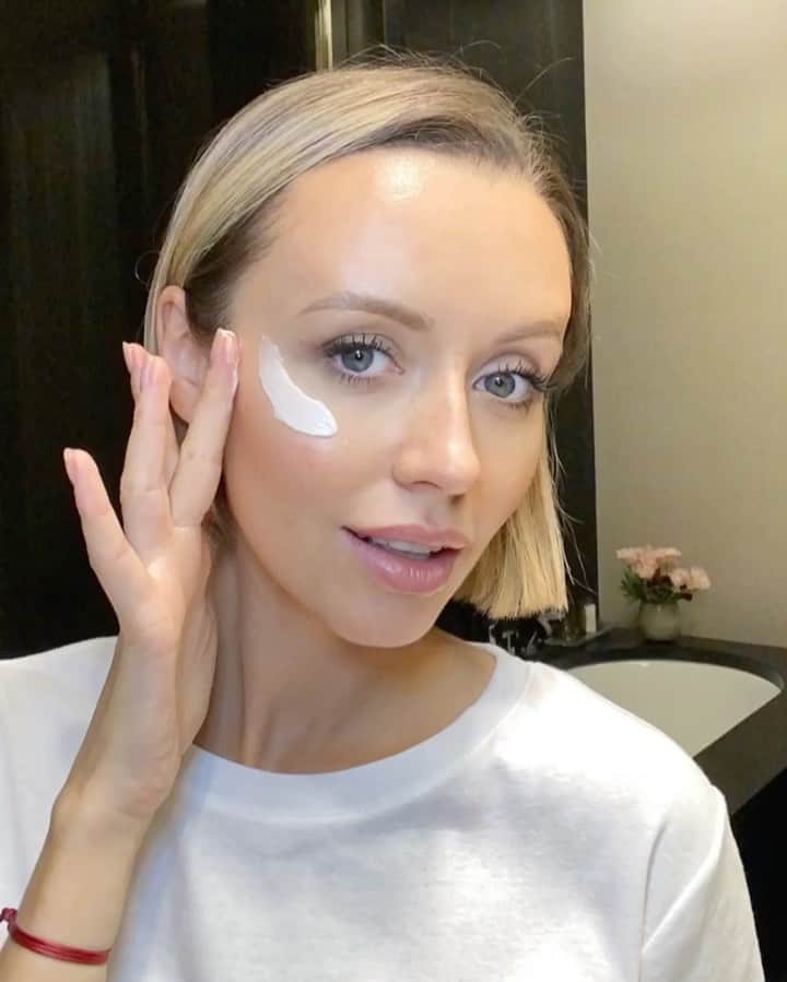Nataly Osmannのインスタグラム：「Natural beauty, what does it mean for you? С годами всё больше ценю естественность, и в общении, и в людях. Очень хочется, чтобы тренд на натуральную красоту продолжал набирать популярность, и в косметике всегда обращаю внимание на натуральные ингредиенты и эко-упаковки, как например, в обновленной линии ухода Resveratrol-Lift от @caudalierussia」
