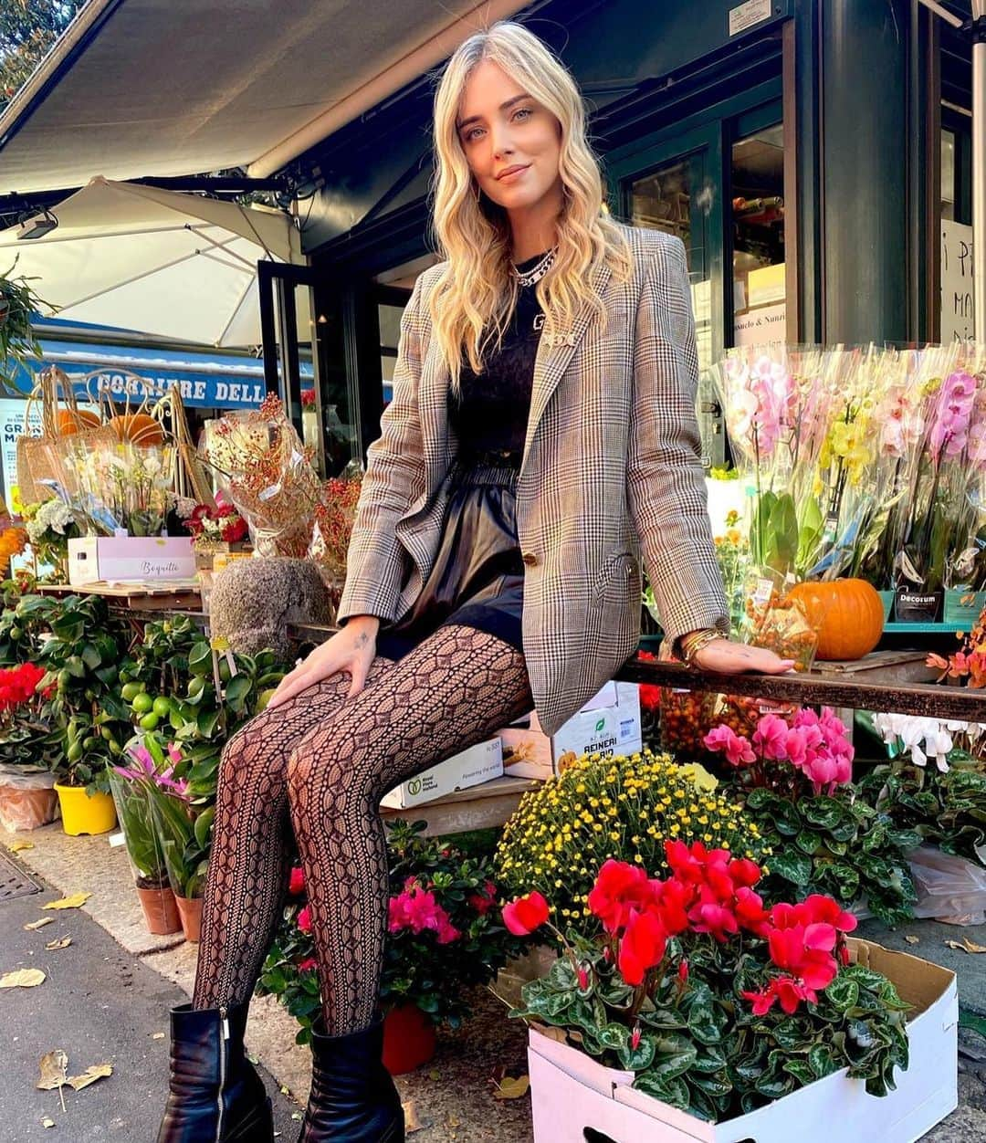 CALZEDONIAさんのインスタグラム写真 - (CALZEDONIAInstagram)「Tights season is open! Get ready for autumn days in Calzedonia! [MODC1679] #Calzedonia #ChiaraWearsCalzedonia #ItalianLegwear #Tights」10月16日 1時11分 - calzedonia