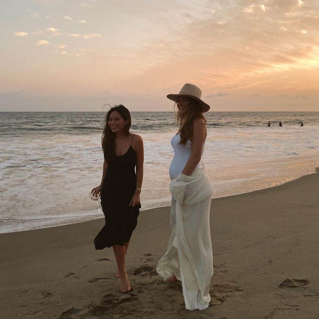 Marianna Hewittのインスタグラム：「wishing the happiest birthday to @laurenireland 💫  I’m so grateful to experience another year with you, building @summerfridays together and sitting through many zooms on your bedroom floor 😅 #libras」