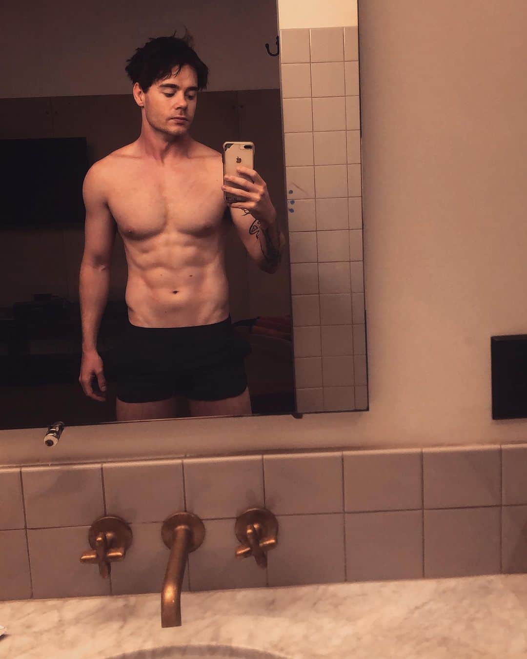 レオン・エルスのインスタグラム：「AMERICA! VOTE! VOTE! VOTE! Oh and good morning 😝」
