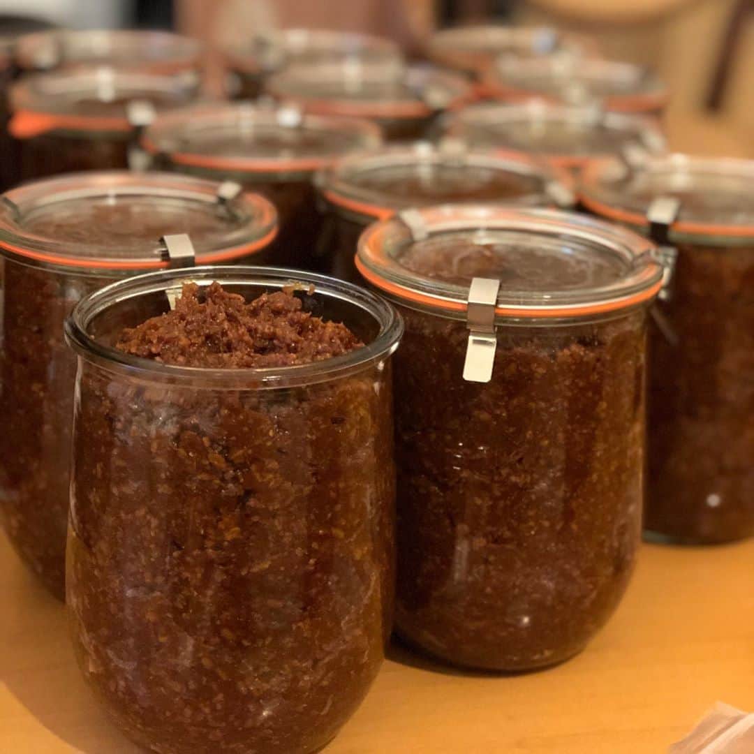 日登美さんのインスタグラム写真 - (日登美Instagram)「Amazing fermentation result from 2019. My Miso❤️ This will satisfy our family for a year🥺🙏  開けねば、詰めねば。と思いつつ忙しさにかまけて放っておいた2019年産味噌。大豆5キロから成るそれはかなりの量。 開けてびっくり。 味噌の上部はいつもの様な趣。しかし中まで手を入れてみるとふわふわと柔らかい。発酵しているんだなぁと、微生物の息づかいを感じる様な気持ちと、初めての感覚。何が起こってるんだ？  柔らかいのだ。ふわふわと。 そして下に行くほど滑らかで、瑞々しく、すでに味噌の域を超えて、まるでもろみか、醤油か。これやいかに！  均一になるようかき混ぜながらも下部の味は悶絶。 素晴らしい出来栄えでありました。  実は上部はあまり容器スペースに余裕がなく、稀に見れるカビのような酵母の塊りのようなものがあり、放っておいた罪悪感もあり😅人生初の失敗味噌か？しかも大量に？と内心ドキドキしていた。  あぁ、神様ありがとう🙏 これで来年も我が家は安泰です😭 この冬は忙しく殆ど味噌を仕込めなかったので自家製味噌を欠かしたことのない私は今後の食卓が実は心配だったのです。 あーよかった…  #miso #homemade #fermentation #traditional #homecooking #organic #healthyfood #helthylifestyle #perfectresult #athome #momslife #food #berlin #手作り味噌 #丁寧なくらし #台所 #オーガニック #発酵食品 #海外在住 #ベルリン #ドイツ」10月16日 1時18分 - hitomihigashi_b
