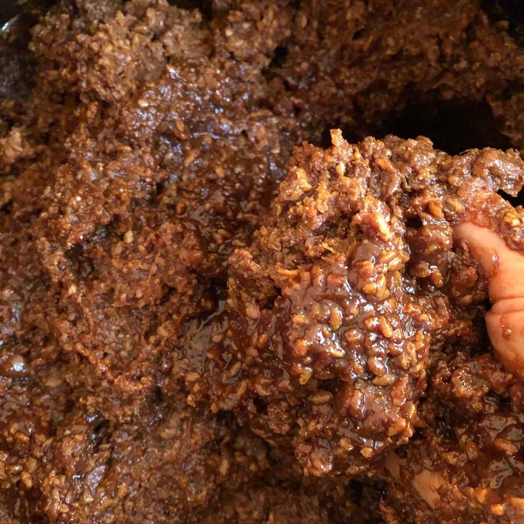 のインスタグラム：「Amazing fermentation result from 2019. My Miso❤️ This will satisfy our family for a year🥺🙏  開けねば、詰めねば。と思いつつ忙しさにかまけて放っておいた2019年産味噌。大豆5キロから成るそれはかなりの量。 開けてびっくり。 味噌の上部はいつもの様な趣。しかし中まで手を入れてみるとふわふわと柔らかい。発酵しているんだなぁと、微生物の息づかいを感じる様な気持ちと、初めての感覚。何が起こってるんだ？  柔らかいのだ。ふわふわと。 そして下に行くほど滑らかで、瑞々しく、すでに味噌の域を超えて、まるでもろみか、醤油か。これやいかに！  均一になるようかき混ぜながらも下部の味は悶絶。 素晴らしい出来栄えでありました。  実は上部はあまり容器スペースに余裕がなく、稀に見れるカビのような酵母の塊りのようなものがあり、放っておいた罪悪感もあり😅人生初の失敗味噌か？しかも大量に？と内心ドキドキしていた。  あぁ、神様ありがとう🙏 これで来年も我が家は安泰です😭 この冬は忙しく殆ど味噌を仕込めなかったので自家製味噌を欠かしたことのない私は今後の食卓が実は心配だったのです。 あーよかった…  #miso #homemade #fermentation #traditional #homecooking #organic #healthyfood #helthylifestyle #perfectresult #athome #momslife #food #berlin #手作り味噌 #丁寧なくらし #台所 #オーガニック #発酵食品 #海外在住 #ベルリン #ドイツ」