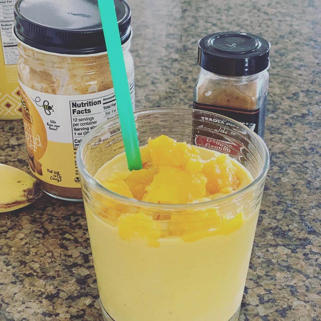 ブリット・ニコルさんのインスタグラム写真 - (ブリット・ニコルInstagram)「I make smoothies ALL the time!!!! Me and my babies love them :) This is one of my favs. Mangos, oranges, bananas, almond butter, vanilla almond milk, cinnamon, and turmeric. Sometimes we put granola and extra mangos on top!!   What is your favorite smoothie?   And Mommas, do you have a favorite green smoothie? Wanting to find something my babies like? 🧡」10月16日 1時20分 - itsbrittnicole